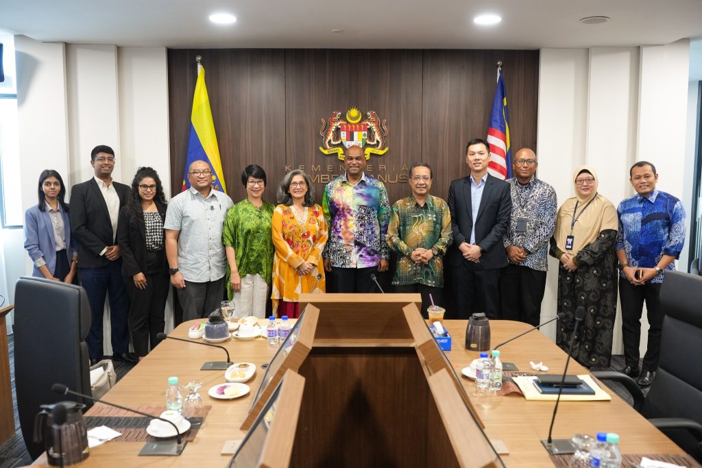 KUALA LUMPUR, 11 APRIL -- A courtesy visit was held involving a delegation from the American Malaysian Chamber of Commerce (AMCHAM), led by its Chief Executive Officer, Siobhan Das. The meeting is seen as an important step in strengthening strategic ties between Malaysia and international investors, particularly from the United States. During the meeting, both sides discussed several key agendas aimed at enhancing economic cooperation. AMCHAM, as a leading platform representing American companies in Malaysia, plays a vital role in connecting global investors with local opportunities. One of the main focuses of the discussion was the effort to expand high-skilled job opportunities for the Malaysian workforce. This initiative aligns with the nation’s aspiration to improve human capital quality and ensure that local talent remains competitive in an increasingly challenging global economy. Ramanan reports that this shared commitment not only benefits the employment sector but also reinforces Malaysia’s position as a preferred destination for high-quality investments. Through continued collaboration with AMCHAM, Malaysia is expected to maintain its competitiveness on the international stage. The meeting reflects the strong commitment of both parties to building a more sustainable, inclusive, and competitive economic future. -- Minutes MY / Igneseous Noris -- Photo: FB Ramanan