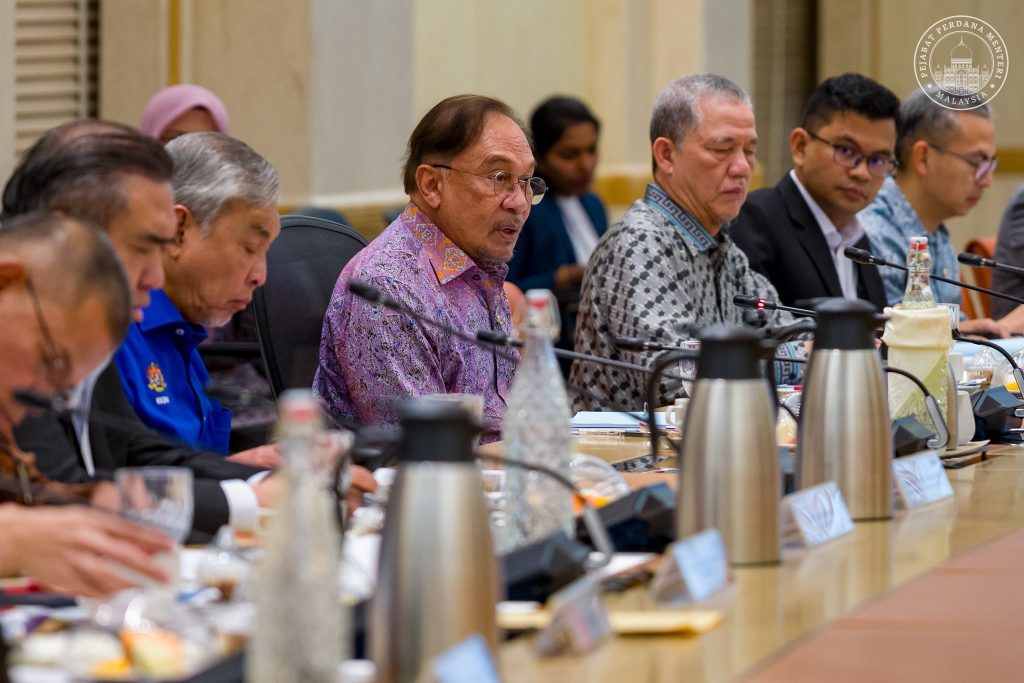 KUALA LUMPUR, April 8 — Prime Minister Anwar Ibrahim said the government is strengthening coordinated efforts to protect the rakyat and ensure the security of the nation’s strategic supplies amid the ongoing global energy crisis. Speaking after chairing the meeting of the National Economic Action Council (MTEN) yesterday, Anwar said the council continues to assess the evolving impact of global developments, with priority given to maintaining stability and safeguarding public welfare. He noted that enforcement efforts to curb leakages and smuggling activities have been intensified through stricter monitoring across the supply chain, alongside the integrated implementation of Ops Tiris 4.0 involving multiple agencies. “The MADANI Government is taking firm and coordinated steps to ensure essential goods reach the people efficiently while preventing any form of abuse or illegal activities that could disrupt supply,” he said. Anwar added that the government is also prioritising the security of medical supplies, including medicines and medical devices, through centralised stock monitoring, diversification of import sources and the activation of emergency response plans to ensure critical needs remain sufficient. For long-term resilience, he said Malaysia will strengthen strategic buffer stocks, expand local industry capacity and implement comprehensive policies under MyMedSecure. The meeting also reviewed preparations for the upcoming haj season, involving 31,600 Malaysian pilgrims, with emphasis placed on ensuring their safety and welfare throughout the pilgrimage. “Insya-Allah, the MADANI Government will continue to act in a structured and responsible manner to manage this crisis effectively, protect the rakyat and ensure the nation remains resilient,” he said. --Minutes MY / Igneseous Noris --Photo: FB Anwar Ibrahim