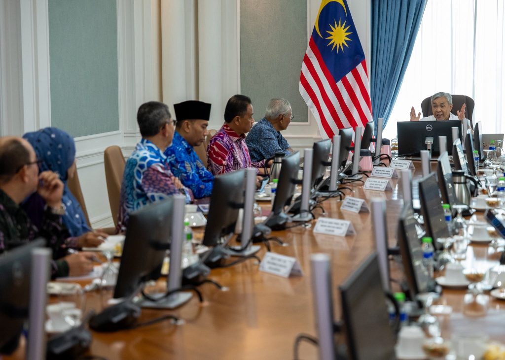 KUALA LUMPUR, 14 APRIL -- Deputy Prime Minister Datuk Seri Dr Ahmad Zahid Hamidi yesterday officiated the appointment of five National Dialogue Core Chairs, marking a significant step in advancing a nationwide discussion platform aimed at addressing key challenges faced by the ummah. The initiative, known as the National Discussion: Common Space Framing Ummah Solutions, will see the appointed chairs spearheading discourse in critical areas including religion, politics, economics, education, and social development. Zahid said the effort, undertaken alongside Tan Sri Abdul Ghani Othman as Chairman of the National Dialogue, reflects a collective commitment to shaping a more progressive and inclusive future for the community. “This platform is envisioned to bring together Islamic and Malay NGOs, professionals, influential figures, and opinion leaders to interact, exchange views, and formulate the best solutions to the challenges faced by the ummah today,” he said. He expressed hope that the National Dialogue would serve as a meaningful avenue for the exchange of ideas and the gathering of wisdom, ultimately contributing not only to the advancement of Malays and Muslims but also to the broader development of the nation. Zahid added that such collaborative efforts are vital in ensuring sustainable progress and unity, with outcomes that will benefit the country as a whole. -- Minutes MY / Igneseous Noris -- Credit: FB Zahid Hamidi