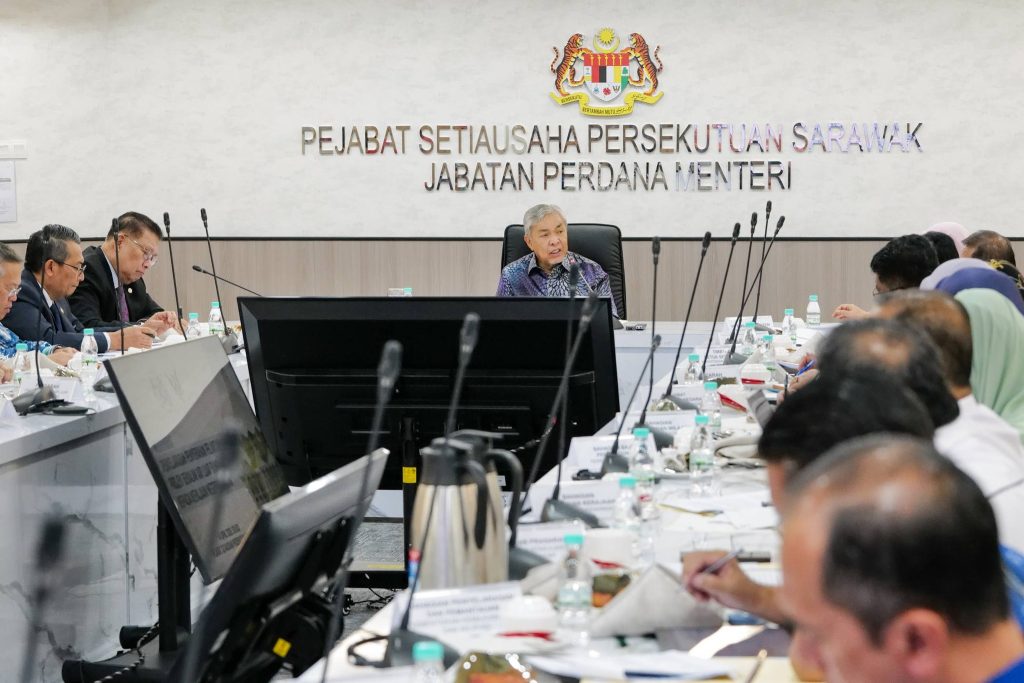 114 APRIL -- Deputy Prime Minister Datuk Seri Dr Ahmad Zahid Hamidi today chaired a coordination meeting in Kuching on the implementation of Rural Water Supply (BALB) projects in collaboration with the Sarawak State Government. He described the initiative, driven at the federal level through the Ministry of Rural and Regional Development (KKDW), as a “game changer” aimed at improving coordination and effectiveness in the delivery of rural water supply projects across the state. Zahid said that for 2026, a total of 80 new and ongoing projects will be implemented with an allocation of RM141.87 million under the First Rolling Plan (RP1) of the 13th Malaysia Plan (RMK13). He noted that the approach would enhance coordination at the state level while ensuring smoother execution on the ground. “Our focus is to ensure that rural communities receive better and more comprehensive access to clean water. This is no longer just about projects, but about improving the quality of life of the people,” he said. Zahid also expressed appreciation to the Sarawak State Government for its strong cooperation and support in making the initiative a success. He added that he is scheduled to hand over project documents to the Premier of Sarawak later in the day, expressing hope that all efforts would be carried out smoothly and continue to benefit the people. -- Minutes MY / Igneseous Noris -- Credit: FB Zahid Hamidi