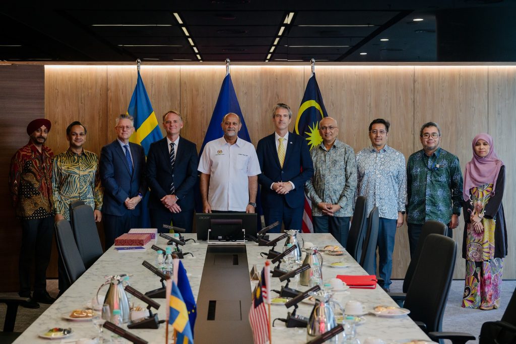 KUALA LUMPUR,10 APRIL — Communications Minister Gobind Singh Deo today highlighted Malaysia’s commitment to advancing its digital transformation agenda following a courtesy call from Niklas Wiberg, Ambassador of Sweden to Malaysia, and Rafael Daerr, Ambassador of the European Union (EU) to Malaysia. In a statement, Gobind said the meeting underscored the strong and longstanding ties Malaysia shares with Sweden and the EU, with discussions focusing on key areas of mutual interest including the rollout of 5G infrastructure and Malaysia’s growing role in the region’s artificial intelligence (AI) landscape. “We had a productive exchange on Malaysia’s progress in digital development, particularly in accelerating 5G deployment and positioning the country as a regional leader in AI,” he said. The discussions also touched on several policy developments, including Malaysia’s National AI Regulatory Framework, the proposed National AI Act, and the forthcoming AI Governance Bill. These initiatives are part of the government’s broader effort to ensure responsible, secure, and inclusive adoption of AI technologies. Gobind noted that collaboration with international partners remains crucial as Malaysia navigates the complexities of the digital age. “As we continue to strengthen our digital ecosystem, partnerships with countries like Sweden and institutions such as the EU will play an important role in driving innovation and delivering tangible benefits to the rakyat,” he added. The meeting reflects Malaysia’s ongoing efforts to foster strategic global partnerships while advancing its national digital agenda. -- Minutes MY / Igneseous Noris -- Photo: FB Gobind Singh Deo