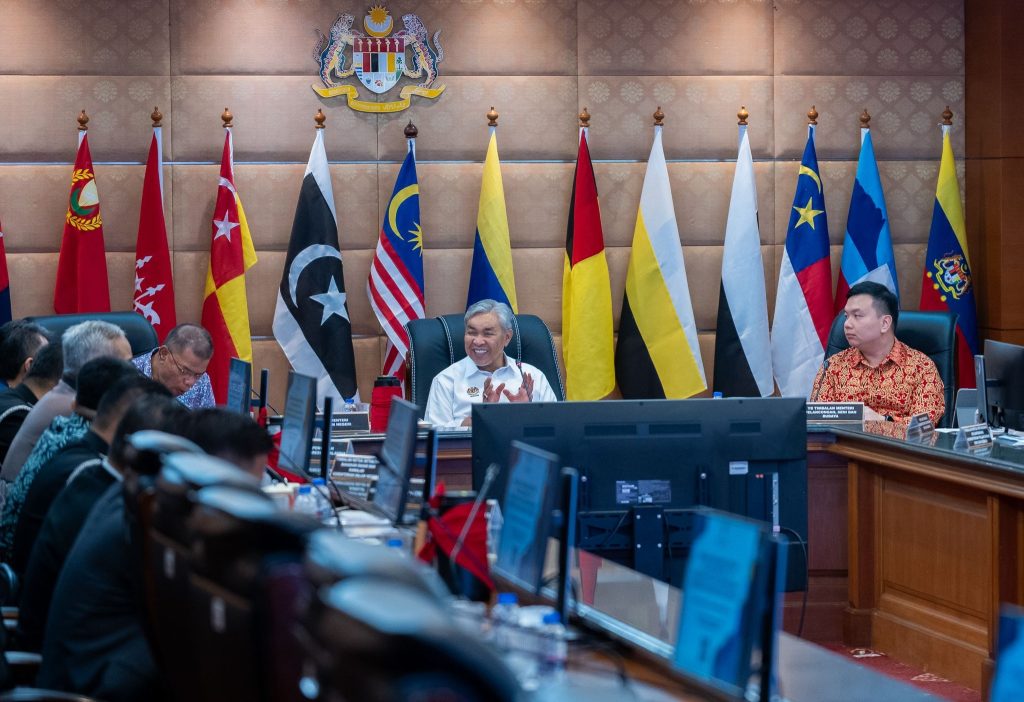Deputy Prime Minister Ahmad Zahid Hamidi today chaired the High-Level Committee (HLC) meeting on the Malaysia My Second Home Programme (MM2H), focusing on strategic approaches to strengthen the country’s investment attractiveness. In a statement, Zahid said the discussions centred on aligning policies, streamlining the ecosystem, and enhancing Malaysia’s overall value proposition to remain competitive at both regional and global levels. He emphasised that in an increasingly challenging economic landscape, a more structured and focused approach is essential to ensure Malaysia continues to be a preferred destination for investors while attracting high-quality investments. Zahid expressed confidence that ongoing efforts under the initiative will help boost investor confidence and further strengthen the nation’s economic position moving forward.