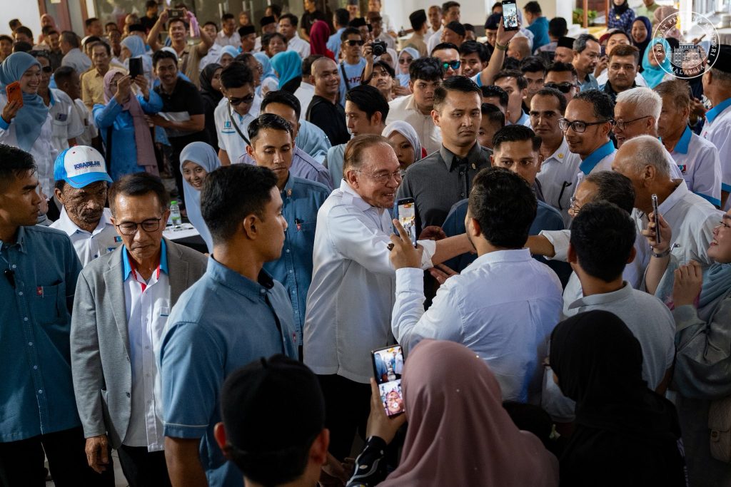 KUALA TERENGGANU, 14 APRIL -- Prime Minister Datuk Seri Anwar Ibrahim said his meeting with leaders and members of KEADILAN Terengganu yesterday served as a crucial platform to evaluate the party’s reform-driven struggle and reinforce its commitment to defending the people, particularly the poor and marginalized. He stressed that justice must go beyond rhetoric, calling for a more impactful approach grounded in facts, service, and sincerity. Anwar noted that the party’s past achievements have demonstrated its capabilities, and urged members to rebuild that strength by ensuring every area in Terengganu is well-organised and given proper attention. He called on leaders and members across all branches to strengthen party organisation, intensify grassroots efforts, and actively engage with the people by clearly explaining MADANI Government policies. “The people deserve to know the truth and must not be misled by slander or narrow political narratives,” he said. Anwar also cautioned against divisive politics driven by empty sentiments, urging KEADILAN to remain a voice of hope that upholds values of courtesy while offering practical solutions for the future. He expressed confidence that with strong determination, unity, and disciplined efforts, the party would once again emerge as a key force championing the welfare and aspirations of the people of Terengganu and the nation. -- Minutes MY / Igneseous Noris -- Credit: PM Anwar Ibrahim