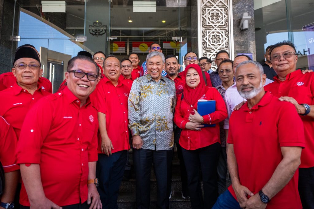 SABAH, 17 APRIL -- Deputy Prime Minister Ahmad Zahid Hamidi has called for stronger unity and renewed determination within UMNO Sabah following the conclusion of the state election, stressing that the party’s struggle continues beyond the polls. Speaking after a key meeting with the leadership of the Negeri Sabah UMNO Liaison Body, Zahid emphasized the importance of regrouping and refining strategies to ensure the party remains cohesive and forward-looking. “We are not stopping here. After the Sabah state election, we must reassess, reorganise, and determine our next steps,” he said. Zahid underscored the need for party members to close ranks, streamline coordination, and move in unison as one team. He described unity as the foundation for strengthening UMNO’s position and maintaining its relevance among the people of Sabah. “The struggle never ends. What matters now is our resolve to stay united and committed,” he added. Expressing confidence in the party’s direction, Zahid said that with strong determination and collective commitment, UMNO Sabah will continue to progress and remain close to the rakyat. He reaffirmed that the party’s mission is not only political, but also rooted in service—ensuring that UMNO remains a steadfast partner to the people of Sabah as it moves forward into the next phase. -- Minutes MY / Igneseous Noris -- Credit: FB Zahid Hamidi