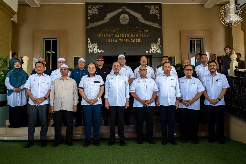 KUALA LUMPUR, 14 APRIL -- Prime Minister Anwar Ibrahim chaired the Kuala Terengganu District Development Meeting yesterday to assess the progress of projects and address implementation challenges under the 13th Malaysia Plan (RMK-13), underscoring the need for thorough, efficient, and effective execution in all planning efforts. During the meeting, discussions centered on key priorities affecting the people, including education, infrastructure, public transportation, healthcare, socio-economic development, and welfare. Emphasizing a comprehensive approach, Anwar highlighted the importance of upholding values such as courtesy, justice, and trust in governance. He reiterated the MADANI Government’s commitment to simplifying processes, strengthening coordination, and accelerating implementation to ensure that initiatives are delivered to the people without bureaucratic obstacles. “There is no room for delay or neglect. The true measure of success lies in the tangible improvements felt by the people, not merely plans documented on paper,” he said. Anwar expressed hope that the initiatives under RMK-13 would significantly enhance the standard of living and empower the people of Terengganu, paving the way for a more inclusive and sustainable future. -- Minutes MY / Igneseous Noris -- Credit: FB Anwar Ibrahim