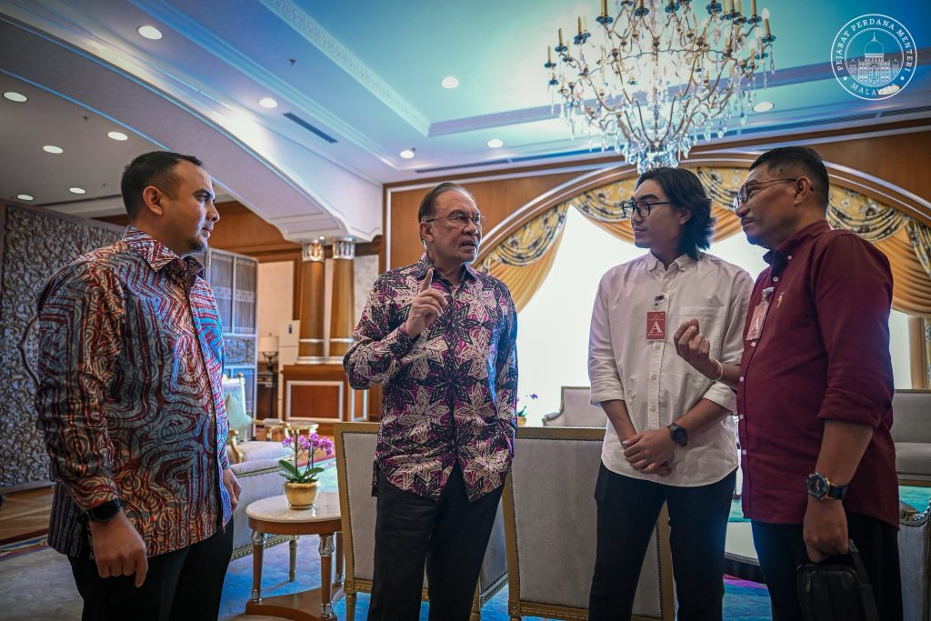 KUALA LUMPUR, April 16 — Prime Minister Anwar Ibrahim described his recent meeting with Muhammad Kamal Idhamuddin Kamal Arifin, one of the Malaysians previously stranded at Hamriyah Port, as deeply moving yesterday. Kamal was among several crew members of the Ship Berkat Tuah who had been stranded in Dubai, United Arab Emirates for the past seven months before being successfully brought home. “Alhamdulillah, through continuous efforts and close cooperation between Wisma Putra, the Malaysian Embassy in the UAE, and other relevant agencies, he and his fellow crew members were finally able to return safely to the homeland,” Anwar said in a statement. The Prime Minister added that ongoing efforts are being undertaken to ensure that the remains of other affected crew members can be brought back to Malaysia as soon as possible. He emphasised that the welfare and safety of Malaysians abroad remain a core responsibility and priority of the MADANI Government. Anwar also expressed his prayers for Kamal and all the crew members, hoping they will continue to be granted strength and perseverance following their ordeal. -- Minutes MY / Igneseous Noris -- Credit: FB Anwar Ibrahim