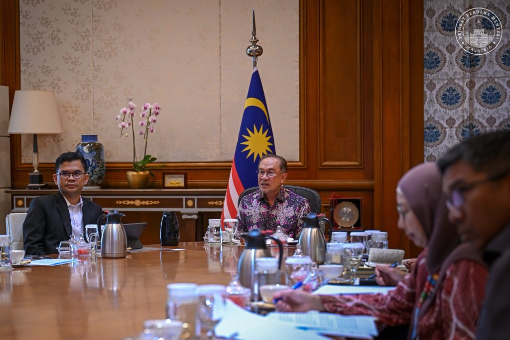 KUALA LUMPUR, April 16 — Prime Minister Anwar Ibrahim reaffirmed Malaysia’s commitment to strengthening regional energy security during his participation in the Asia Zero Emission Community (AZEC) Plus Online Summit on Energy Resilience, held at the invitation of the Government of Japan yesterday. In a statement, Anwar expressed his appreciation to Japanese Prime Minister Sanae Takaichi for convening the timely meeting, highlighting its importance amid growing global uncertainties. He noted that recent developments in West Asia, particularly those affecting the Strait of Hormuz, underscore the critical need for a stable energy supply to ensure economic resilience and safeguard the wellbeing of the people. “Malaysia remains committed to strengthening regional cooperation through AZEC to ensure a stable, sufficient and resilient energy supply,” he said. As an energy producer, including liquefied natural gas (LNG), Anwar stressed that Malaysia will continue to play a constructive role in supporting regional energy security. He added that the country is also focused on diversifying its energy sources, including expanding renewable energy, while reinforcing its energy systems in line with national development priorities. The Prime Minister emphasised that collaborative regional efforts remain key to navigating evolving energy challenges and ensuring long-term sustainability. -- Minutes MY / Igneseous Noris -- Credit: FB Anwar Ibrahim