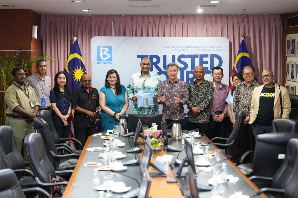 KUALA LUMPUR,17 APRIL -- R. Ramanan delivered a keynote address at a joint session of the Concorde Club, bringing together media practitioners from both local and international agencies for a meaningful and candid exchange of ideas yesterday. Expressing his appreciation, Ramanan thanked BERNAMA Chairman Wong Chun Wai for the invitation and for organising a platform that fosters open dialogue between policymakers and the media. During the session, Ramanan highlighted key issues surrounding employment, wages, and the future direction of the Ministry of Human Resources (KESUMA). He also outlined the MADANI Government’s ongoing efforts to promote more inclusive economic growth while creating quality job opportunities for Malaysians. The discussion was marked by open and mature engagement, with participants raising sharp and critical questions—particularly on current labour market challenges and the policy direction KESUMA is expected to take in the coming years. Ramanan welcomed the constructive discourse, noting that such engagements are vital in refining policies and ensuring they reflect real challenges faced on the ground. He concluded by expressing his gratitude to members of the media for their continued support and for providing a platform to communicate government initiatives effectively to the public. -- Minutes MY / Igneseous Noris -- Credit: FB Ramanan