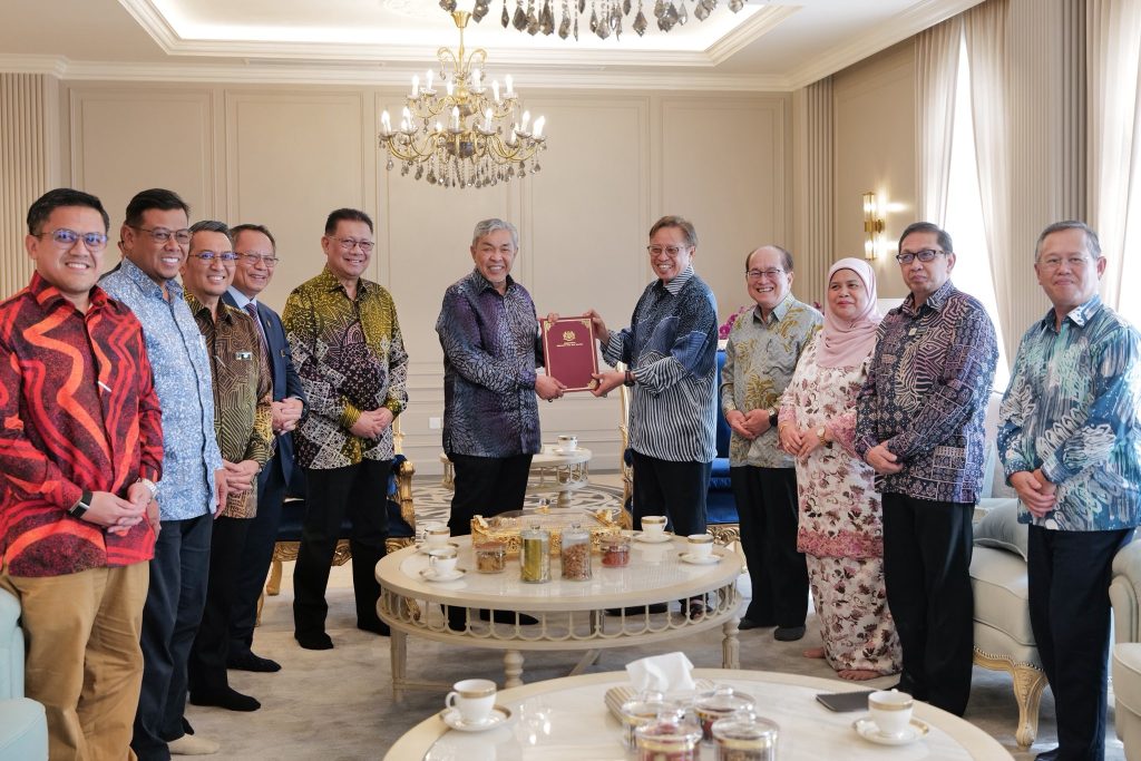 KUCHING, April 15 — Deputy Prime Minister Ahmad Zahid Hamidi continued his official agenda yesterday with a courtesy visit to the Premier of Sarawak, Abang Johari Openg, at Kompleks Satria Pertiwi. During the meeting, Zahid expressed gratitude for the opportunity to engage in constructive discussions covering a range of issues, particularly those related to development initiatives and the welfare of the people in Sarawak. “Alhamdulillah, we were able to exchange views on key matters that will further enhance development and improve the well-being of the rakyat, especially in Sarawak,” he said. Zahid also took the opportunity to formally submit an official note regarding the implementation of the Rural Water Supply Project (BALB) on behalf of the Ministry of Rural and Regional Development (KKDW), underscoring the government’s continued commitment to improving essential infrastructure in rural areas. He emphasized the importance of strengthening cooperation between the federal and Sarawak state governments to ensure that development efforts are effectively implemented for the benefit of the people. “Insya-Allah, this strong relationship will continue to be reinforced and bring meaningful benefits to the rakyat,” he added. The visit reflects ongoing collaboration between federal leadership and the Sarawak state administration in advancing inclusive and sustainable development across the region. -- Minutes MY / Igneseous Noris -- Credit: FB Zahid Hamidi