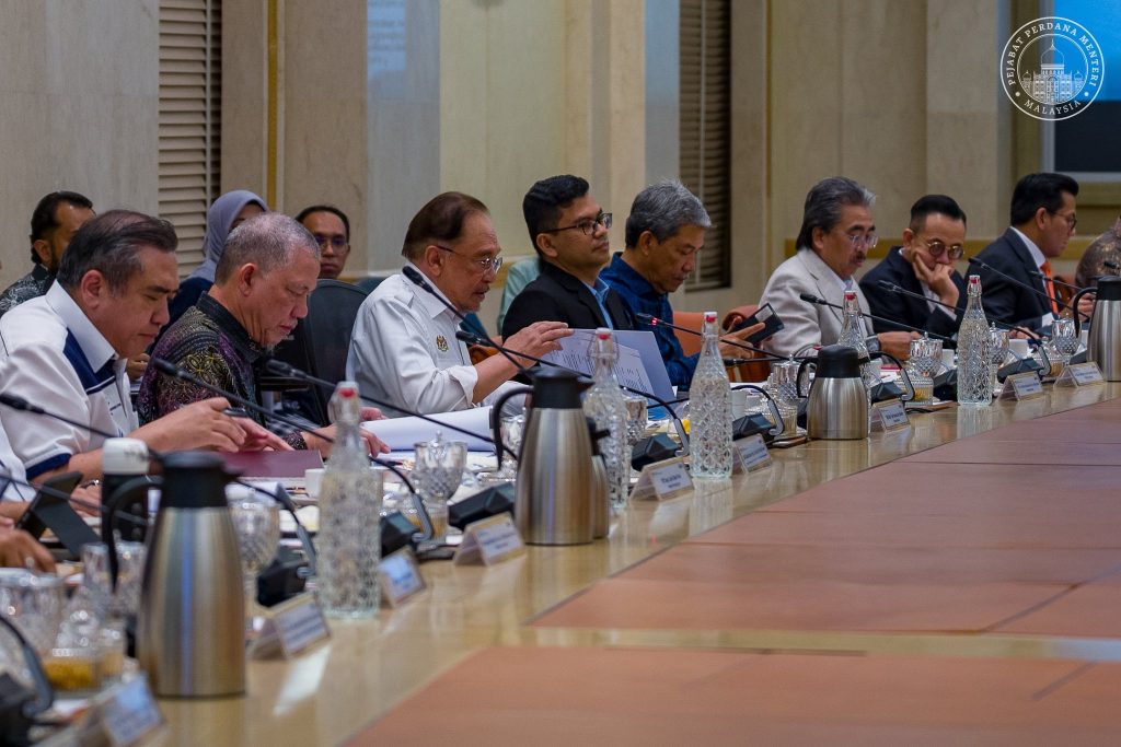 KUALA LUMPUR, April 15 — Prime Minister Anwar Ibrahim yesterday announced a comprehensive and decisive national strategy following a high-level meeting of the National Economic Action Council (MTEN), aimed at protecting Malaysians from the prolonged global energy crisis. Describing the situation as “prickly and expected to persist,” Anwar stressed that the government’s top priority is safeguarding the welfare of the people while maintaining discipline and realism in all policy measures. At the heart of the immediate response is ensuring uninterrupted supply of energy and essential goods. The Prime Minister highlighted the critical role of PETRONAS, alongside early-stage planning, to guarantee sufficient supply in the coming months. To ease the burden of rising costs, the government will expand diesel subsidies, targeting farmers, smallholders, and individual vehicle owners. This move is expected to cushion vulnerable groups from the impact of global fuel price volatility. In tandem, demand-side measures are being intensified. These include improving energy efficiency and implementing Work From Home arrangements for civil servants starting immediately. Enforcement operations—dubbed “Cold Ops”—will also be ramped up to combat hoarding and smuggling activities that threaten national fuel supply stability. Looking ahead, Anwar emphasized a strategic shift toward renewable energy to reduce dependence on imported fuels. Biodiesel has been identified as a practical near-term solution, with plans to gradually increase the blend rate to B15 using existing infrastructure. “This allows us to act immediately while preparing for more advanced systems in the future,” he said. The Prime Minister also added that Malaysia’s strong industrial base and domestic capacity will not only stabilize current supply but also strengthen long-term energy resilience. “Insya-Allah, with determination, discipline, and unity, we will overcome this challenge together,” Anwar affirmed. The announcement signals a coordinated national effort to navigate global uncertainties while ensuring the stability of Malaysians’ daily lives. -- Minutes MY / Igneseous Noris -- Credit: FB Anwar Ibrahim