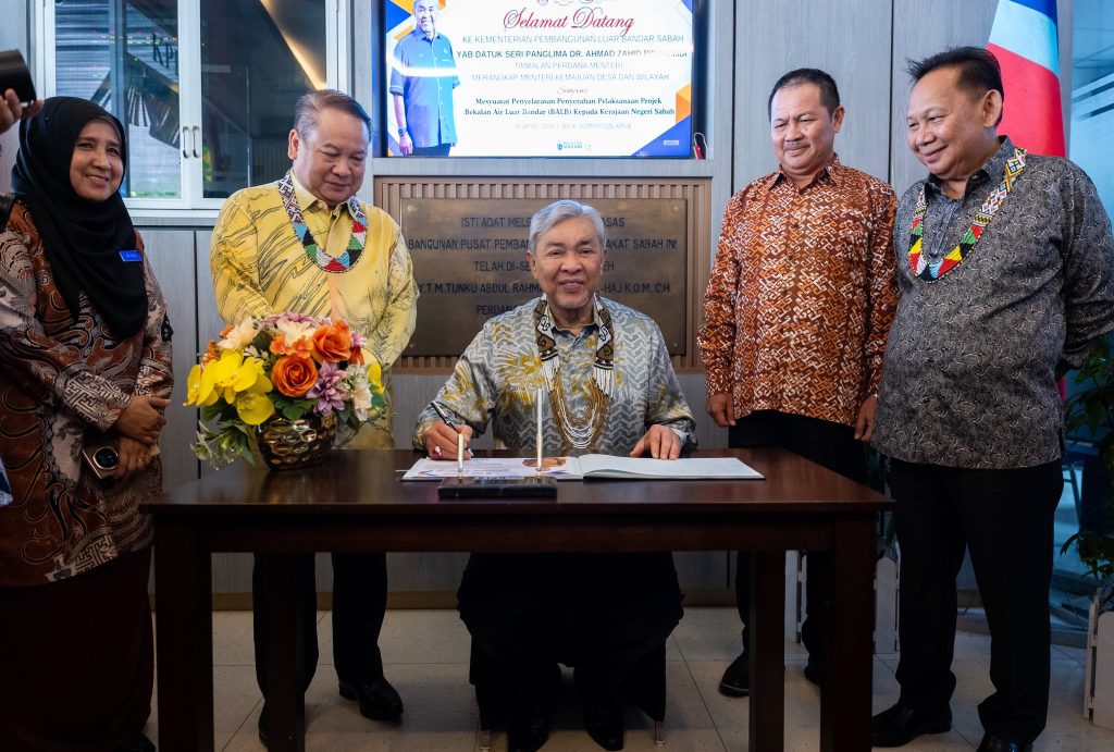 SABAH, 16 APRIL -- Deputy Prime Minister Zahid Hamidi has announced a major push to accelerate rural water supply development in Sabah, highlighting strong collaboration between the federal and state governments under the Projek Bekalan Air Luar Bandar (BALB). Zahid, who chaired a coordination meeting on the handover of BALB projects with the Sabah state government, described the initiative as a “game changer” aimed at improving the delivery of clean water infrastructure to rural communities across the state. He said the effort, coordinated through the Ministry of Rural and Regional Development, reflects a shared commitment between Putrajaya and Sabah to ensure more efficient, structured, and high-impact project implementation. For 2026, a total of 83 new and ongoing BALB projects in Sabah have been approved, with a combined value of RM4.06 billion. An allocation of RM143 million has been set aside under the First Rolling Plan (RP1) of the 13th Malaysia Plan (RMK13) for the year. Zahid noted that the initiative also demonstrates the strong spirit of cooperation and mutual understanding between federal and Sabah leaders, enabling smoother execution of development plans for the benefit of the people. He also confirmed that an official handover note for the projects had been presented to the Sabah Chief Minister during a recent meeting. Zahid expressed appreciation to the Sabah state government for its support and cooperation, adding that he hopes the implementation of the projects will proceed smoothly and deliver lasting benefits to communities across the state. -- Minutes MY / Igneseous Noris -- Credit: FB Zahid Hamidi