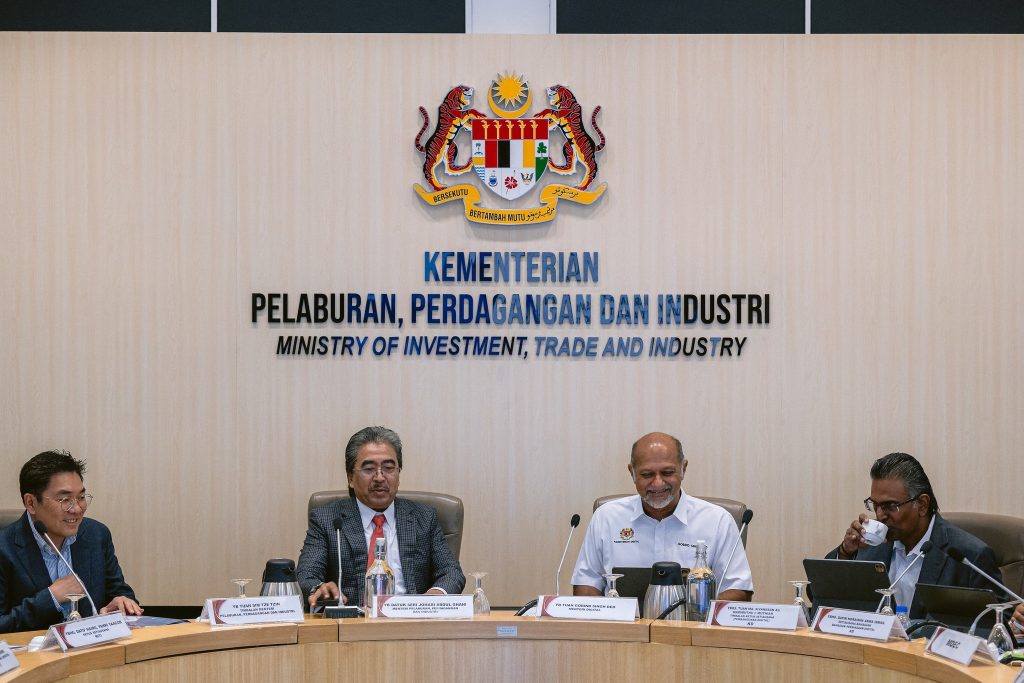 KUALA LUMPUR, 13 APRIL -- Digital Minister Gobind Singh Deo today chaired the Data Centre Task Force (DCTF) meeting, where a Sustainable Data Centre Industry Development Framework was presented as a key step towards ensuring structured and responsible growth of the sector. In a statement following the meeting, Gobind said discussions focused on critical aspects of the industry, including energy coordination and supply projections by the Energy Commission of Malaysia, water supply readiness by the National Water Services Commission, and the latest investment updates in the data centre sector by the Malaysian Investment Development Authority. He stressed that the development of Malaysia’s data centre industry must strike a balance—not only in terms of investment and economic growth, but also in ensuring sustainability in energy use and water resources. YB Gobind added that while Malaysia has established itself as a world-class investment destination, it is now crucial to ensure that every investment is sustainable, inclusive, and delivers meaningful benefits to the people. --Minutes MY / Igneseous Noris --Photo: FB Gobind Singh Deo