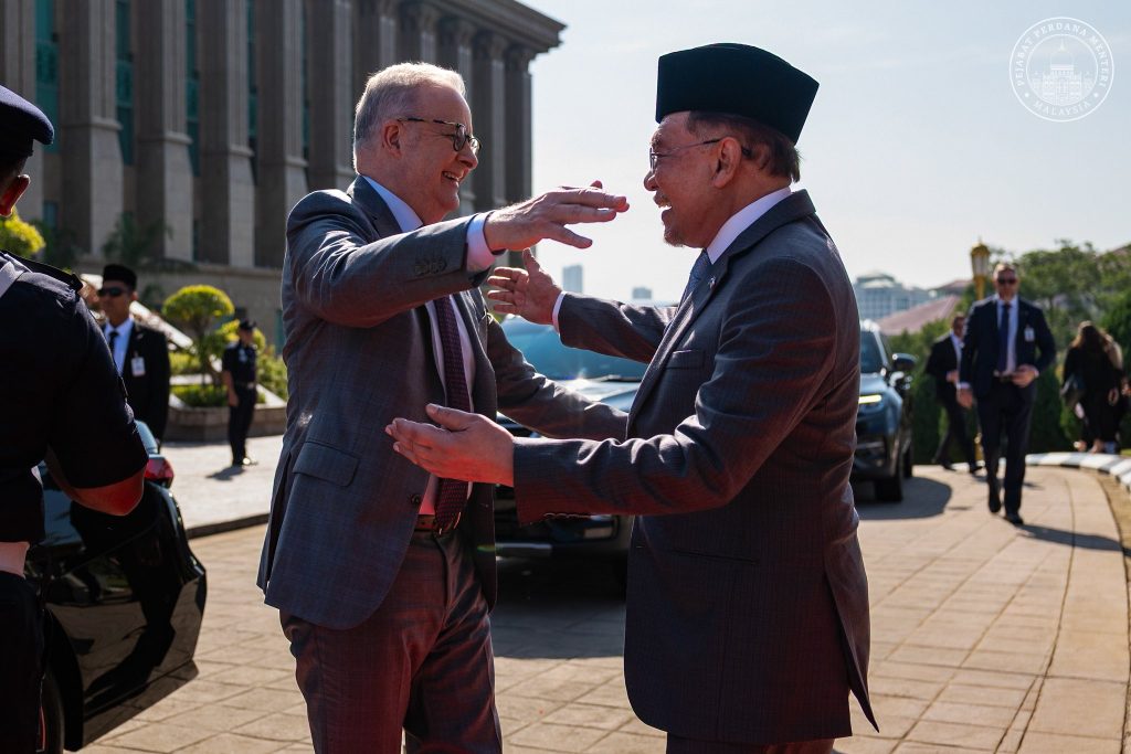 PUTRAJAYA, 16 APRIL -- Anwar Ibrahim today welcomed Anthony Albanese on his official three-day visit to Malaysia, marking a significant step in strengthening diplomatic and economic relations between the two countries. Prime Minister Albanese, who arrived with a delegation, was accorded an official reception that included an inspection of the guard of honour by the First Battalion of the Royal Malay Regiment. Anwar said the visit is expected to further enhance bilateral cooperation and contribute to ongoing diplomatic efforts aimed at easing regional tensions. He also emphasized the importance of maintaining secure international trade routes and ensuring stability in global energy supply chains. “Malaysia and Australia share a strong commitment to regional peace, economic resilience, and mutual prosperity,” Anwar said, expressing optimism that the visit would open a new chapter in relations between the two nations. He added that the engagement reflects both countries’ shared goal of fostering deeper collaboration across strategic sectors, paving the way for a more dynamic and meaningful Malaysia–Australia partnership. -- Minutes MY / Igneseous Noris -- Credit: FB Anwar Ibrahim