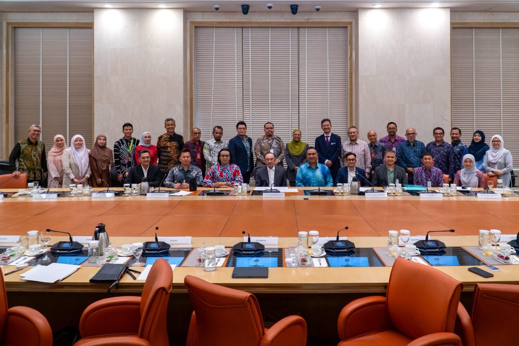 KUALA LUMPUR,17 APRIL -- Prime Minister Anwar Ibrahim reaffirmed the MADANI Government’s unwavering commitment to advancing the Bumiputera entrepreneurial agenda, positioning it as a results-driven pillar of national economic growth and shared prosperity yesterday. Speaking at a high-level roundtable, the Prime Minister highlighted a more ambitious direction through the strengthening of the Bumiputera Commercial and Industrial Community (BCIC). Among the key targets outlined are increasing Government-Linked Investment Company (GLIC) investments to RM2 billion, achieving at least 10 new public listings, and nurturing a new generation of “Bumiputera Champions” capable of reaching company valuations of RM500 million within five years. “These are not mere figures, but a reflection of our determination to elevate Bumiputera economic standing to a more competitive and sustainable level,” Anwar said. He stressed that a comprehensive and forward-looking strategy is essential—one that not only strengthens resilient existing enterprises but also opens pathways into emerging sectors such as artificial intelligence and high-technology industries. Citing success stories such as SERAI and GlocAI, Anwar noted that Bumiputera entrepreneurs can excel and compete globally when supported by the right ecosystem. He added that expanded access to financing, government procurement, and commercial opportunities has already benefited companies including Bateriku, Hanan Medicare, Bluesify, Pak Tam, and Meraque. The Prime Minister emphasized that the roundtable session serves not only as a platform for ideas but as a critical avenue to address persistent challenges faced by Bumiputera entrepreneurs. He assured that the government remains attentive and responsive, continuously refining policies to reflect real-world conditions on the ground. With strong leadership and collective resolve, Anwar expressed confidence that the Bumiputera entrepreneurship agenda will continue to flourish—not only as a key driver of Malaysia’s economy but also as a powerful embodiment of social justice at the heart of the MADANI vision. --Minutes MY / Igneseous Noris --Credit: FB Anwar Ibrahim