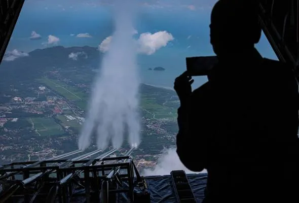 PUTRAJAYA: The cloud seeding operation (OPA) carried out yesterday was categorised as successful when data from observation stations and Malaysia's MyRAE MET system showed significant rainfall in two states, said Deputy Prime Minister Datuk Seri Ahmad Zahid Hamidi. He, who is also the Chairman of the Central Disaster Management Committee (JPBP), said data in Perlis showed rainfall ranging from 10 millimetres (mm) to 45 mm from 7 to 8 pm, while in Kedah it recorded between 6 mm to 57.4 mm from 7 to 10 pm. "This success proves that implementing OPA under suitable atmospheric conditions is very effective in addressing the issue of water shortage in critical catchment areas." "This is an intervention measure to increase rainfall in the dam catchment area which has been affected by dry weather and lack of rain over the past few weeks," he said in a statement today. OPA is focusing on 11 major dams in the alert, warning and critical categories involving three states in the north, namely Perak, Kedah and Perlis, as well as one area in the south of the peninsula, namely Johor, from April 6 to 8. Ahmad Zahid said the OPA would continue today, targeting the Temenggor and Bukit Merah Dam catchment areas in Perak. Regarding yesterday's OPA which targeted the catchment areas of the Muda, Pedu and Ahning Dams in Kedah and the Timah Tasoh Dam in Perlis, he said the technique used was to spray a salt solution into the cumulus tower cloud formation using a C130-Hercules aircraft belonging to the Royal Malaysian Air Force (RMAF). "During the operation, meteorological analysis showed the presence of very active convective and cumulus tower clouds in the target zone. "The operational effectiveness factor is also supported by high atmospheric moisture content and unstable atmospheric conditions, which technically drive the growth of rain clouds more efficiently after the seeding process is carried out," he said. Ahmad Zahid, who is also the Minister of Rural and Regional Development, said such integrated efforts proved that preparedness, science-based action and continuous efforts could be the main bulwark in facing the challenges of climate change and weather uncertainty. He also assured that the government would continue to strengthen such proactive approaches to ensure the security of water supply, the well-being of the people and the sustainability of the country's agricultural sector.