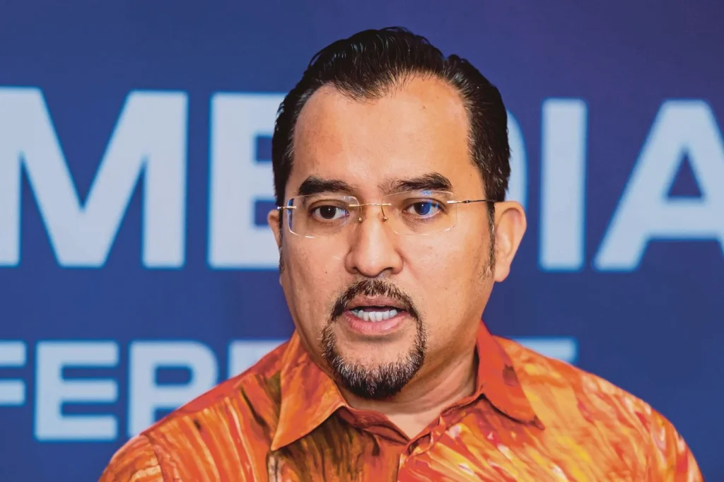 MANJUNG -- UMNO welcomes Prime Minister Datuk Seri Anwar Ibrahim's statement hinting that the 16th General Election (GE16) will not be held in the near future, instead stressing that priority must be given to efforts to address the people's cost of living challenges. UMNO Secretary-General Datuk Asyraf Wajdi Dusuki said that in the current situation where the country is facing global uncertainty, all parties should put aside the power struggle and focus fully on the welfare of the people. "Currently, the country is facing a major crisis, so it is appropriate for us not to think too much about the struggle for power and position alone." "What is most important is that the country's leaders continue to focus on how to ensure that the people are able to cope with the increasingly high cost of living," he said. He said this after officiating the Simultaneous Opening Ceremony of the 2026 UMNO Branch Conference and the Lumut Division UMNO Aidilfitri Banquet at the Merdeka Hall, Manjung Municipal Council here today. Also present was UMNO Supreme Working Council member (MKT) Datuk Seri Zambry Abd Kadir, who is also the Lumut UMNO Division Chief. Yesterday, Anwar hinted that the Dewan Rakyat would not be dissolved in the near future to make way for the 16th general election, but rather that the government wanted to focus on economic recovery and the well-being of the people. Asyraf Wajdi said the increase in world oil prices due to geopolitical factors and international conflicts were among the main challenges beyond the country's control, thus directly impacting the people's daily expenses. "The approach suggested by the Prime Minister reflects the value of responsibility and high concern for the reality that the people are currently facing." "In the context of Barisan Nasional (BN), our stance is clear, which is to focus on our best efforts to help the people. When the people are facing a crisis, it is more important for us to focus on their welfare and well-being," he said. -- BERNAMA