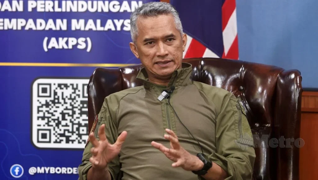 BUKIT KAYU HITAM -- Malaysian Border Control and Protection Agency (AKPS) director-general, Datuk Seri Mohd Shuhaily Mohd Zain, has issued a stern warning to those he described as ‘traitors’ who allow foreigners to slip into the country. He said the agency has yet to identify those involved in the matter, but has issued a strong warning to his officers not to commit such acts of betrayal. “Do not let me find out that this is happening due to acts of betrayal, as I have warned before… if it still happens, it seems I will have to come here more often to identify who the ‘traitors' are,” he told reporters, here, today. He said this when asked about public concerns over the entry of foreigners into the country through the Bukit Kayu Hitam border. Earlier, he attended the handover-of-duty ceremony for the AKPS Bukit Kayu Hitam commander, between SAC Mohd Nasaruddin M Nasir and SAC Fauzi Mohd Yusuf. Mohd Nasaruddin, from Kota Bharu, Kelantan, who served as AKPS Bukit Kayu Hitam commander from Jan 10, 2025 to March 31, 2026, will assume the post of deputy director-general (Operations) at the AKPS headquarters, while Fauzi, from Taiping, Perak, previously with Bukit Aman’s D3 division, reported for duty as the new AKPS Bukit Kayu Hitam commander, today. Meanwhile, Mohd Shuhaily said that the agency will tighten border controls to curb the smuggling of subsidised goods, following the ongoing conflict in West Asia. “We will work with the Ministry of Domestic Trade and Cost of Living (KPDN), and carry out joint enforcement on this issue,” he said.