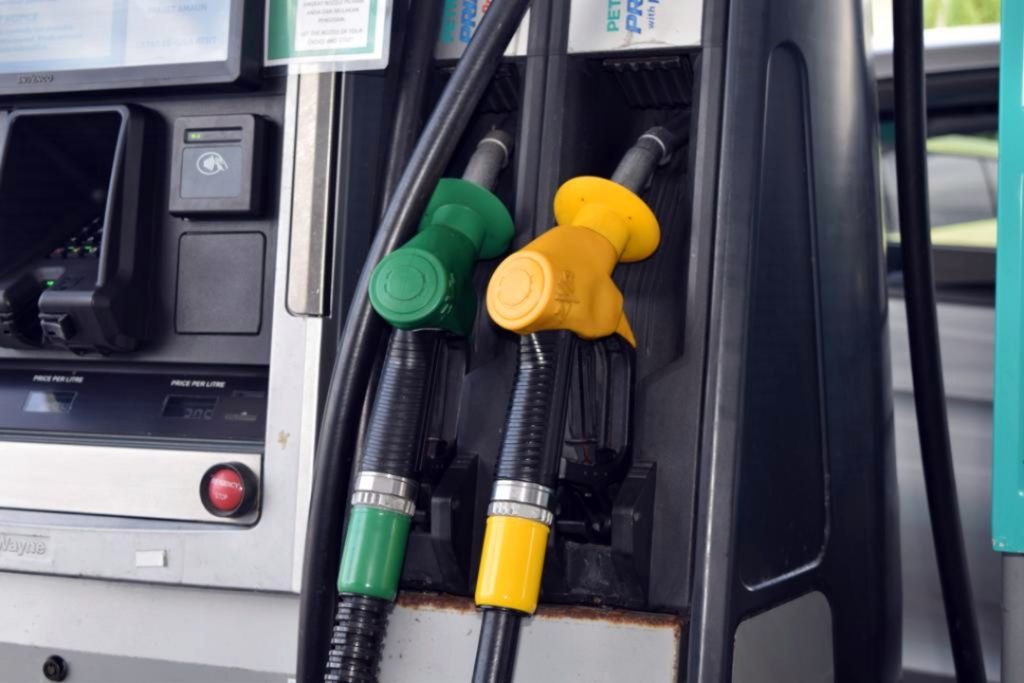 KUALA LUMPUR: Enforcement of restrictions on the purchase of RON95 petrol using foreign credit and debit cards at self-service petrol pump terminals will be implemented in stages nationwide starting today. The latest move is part of the government's efforts to strengthen the fuel subsidy mechanism in Malaysia following the global energy crisis. A survey in several states, especially those bordering neighboring countries, found that the Ministry of Domestic Trade and Cost of Living (KPDN) is actively implementing enforcement and monitoring operations at petrol stations. Apart from monitoring operations, petrol station operators are also seen to be prepared and comply with regulations regarding restrictions on the sale of RON95 petrol using foreign credit and debit cards at self-service terminals. In SARAWAK , KPDN Enforcement Director-General Datuk Azman Adam also inspected the implementation of the new regulations at Tasik Biru, Bau, which is located about 25 kilometres from Kuching city. He said the cooperation given by petrol station operators, including in Sarawak, towards the implementation of petrol and diesel filling controls was very good. At the same time, he said there were several improvements that needed to be made to increase the effectiveness of delivering information to the public regarding the latest ban. "Among the suggestions are enlarging the display of instructions regarding petrol and diesel filling limits at petrol stations so that they are clearer and easier for users to understand, as well as using graphic communication materials so that the presentation of information is more attractive and effective," he said. Azman said 283 petrol stations in Sarawak would continue to be monitored to ensure compliance with the guidelines. In JOHOR , state KPDN Director Lilis Saslinda Pornomo said 180 enforcement officers were carrying out inspections and monitoring in the field, especially in hotspot areas and border crossings in the state. He said monitoring at all 639 petrol stations in the state would also continue to be enhanced through daily patrols, including making announcements and reminders to foreign vehicle owners regarding enforcement. "In addition, we also place static enforcement officers in strategic locations and carry out regular surprise inspections," he told Bernama after inspecting enforcement at a petrol station in Johor Bahru. Meanwhile in KELANTAN , the manager of a petrol station in Kampung Belukar, Tumpat here, Ku Muhammad Farid Aidil Ku Din said all staff at the station had been briefed on the enforcement. "We are not facing any problems implementing it. We very much welcome the steps taken by this government in ensuring that RON95 can be fully enjoyed by local people," he said when met by reporters today. Bernama's survey of several petrol stations also found that Kelantan KPDN enforcement officers have been actively conducting regular monitoring at all petrol stations since early this morning, especially at locations near the Malaysia-Thailand border. In KEDAH , state KPDN Director Muhammad Nizam Jamaludin in a statement said that 180 enforcement officers were assigned to carry out inspections and monitoring in the field, in addition to integrated cooperation with the Malaysian Border Control and Protection Agency (AKPS), Royal Malaysian Police (PDRM) and other enforcement agencies, through Ops Tiris 4.0. A survey at several petrol stations in Changlun, near the national border, found that no foreign vehicles were seen filling up with RON95 petrol. A petrol station operator, Mohamad Niekmat Ariffin, said all his employees had been informed of the enforcement order banning the sale of RON95 petrol to foreign vehicles as well as the restriction on foreign credit and debit cards at self-service terminals which began to be implemented today. "We also monitor and control oil sales to prevent misuse, for example filling barrels without a permit exceeding 20 litres," he said. In PERLIS , most petrol station operators are aware of and comply with the restrictions on sales using foreign credit and debit cards at self-service petrol pump terminals, and they even take the initiative to make announcements by posting notices at petrol pumps. Perlis KPDN director Rohaida Hassan, who also participated in today's inspection operation, said the majority of petrol stations understood the regulations enforced today and complied with the ban. He said his department had also increased controls and inspections at 40 petrol stations throughout Perlis every day during the day and night, with a focus on more than 10 petrol stations located in border areas. "For starters, we are more about advocacy to educate and provide information about the regulations for using foreign credit cards and debit cards for foreign vehicles," he said.