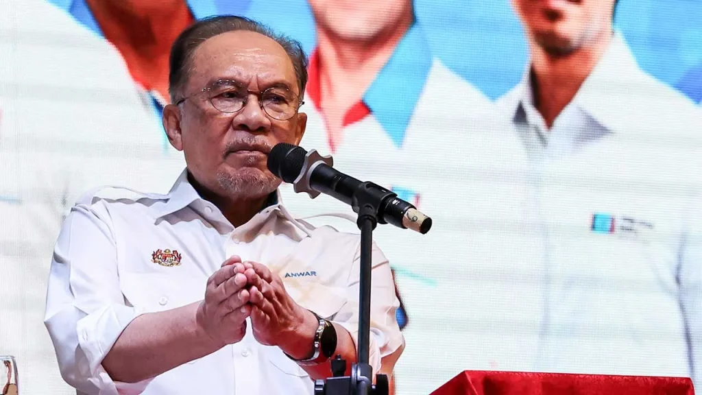 KUALA LUMPUR, April 10 -- Prime Minister Datuk Seri Anwar Ibrahim has urged all parties to focus on economic issues facing the country rather than internal political matters. Anwar, who is also PKR president, said this includes calls by several party leaders for action to be taken against former PKR deputy president Datuk Seri Rafizi Ramli. “It is okay. I advise them to remain calm and focus on economic issues facing the country, which are far more serious than personal matters,” he told reporters after performing Friday prayers and solat hajat at Masjid Nurussaadah here today. Previously, several party leaders, including PKR Central Leadership Council member A. Kumaresan, had called for action to be taken against Rafizi, alleging that the Pandan MP was undermining the party. Earlier, Rafizi challenged PKR to sack him when defending several statements he made against the party leadership, which were listed in the second show-cause letter issued yesterday. Rafizi has reportedly been vocal in criticising the government and PKR since stepping down as PKR deputy president and resigning as economy minister in May last year.