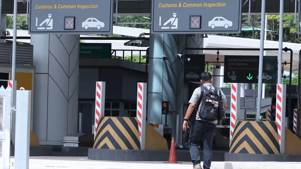 ALOR SETAR: The Border Protection Agency (AKPS) refused entry to 28 foreign nationals at the Bukit Kayu Hitam Immigration, Customs, Quarantine and Security Complex (ICQS) between April 1 and 11. Bukit Kayu Hitam AKPS commander SAC Fauzi Mohd Yusof said that of the total, 14 individuals were Indian citizens, consisting of 13 men and one woman. He said all the individuals aged 20 to 40 were refused entry into the country after failing to meet the requirements as tourists, including not having a return ticket and being unable to provide a clear purpose of travel to Immigration officers. "In addition, there are also those among them who are listed on the department's suspect list and are not allowed to enter Malaysia," he said in a statement today. He said five Thai citizens were also refused entry after being found to be using damaged passports and did not meet the country's entry requirements. In addition, Fauzi said two Bangladeshi men were refused entry because they were not allowed to use the land entrance in accordance with the department's current instructions. He said the rest involved citizens of Myanmar, Sri Lanka, Taiwan and Indonesia who were refused entry due to various non-compliance with entry requirements and all of them were directed to return to their last country of departure. Fauzi further said that his party would continue to tighten controls at the country's entry points to ensure that only visitors who meet the requirements are allowed to enter. "Strict action will continue to be taken against any individual who attempts to abuse the country's Immigration facilities," he said.