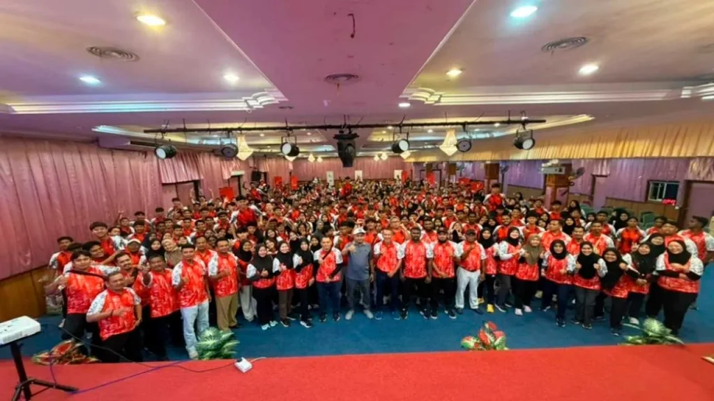 KOTA BHARU: A total of 320 athletes and 30 coaches who will represent Kelantan at the 22nd Malaysia Games (SUKMA) in Selangor, completed a self-motivation camp last Saturday. Kelantan State Sports Council Assistant Sports Officer Muhammad Aiman ​​Hakim Amir said the motivational camp, which lasted for three days starting on April 2, was his party's preparation for the athletes to face the biennial games. "This motivational camp is our initiative to build cooperation between athletes, coaches and management, as well as to build self-confidence and high discipline among those involved. "In fact, the filling of this camp also involves psychology, motivation and anti-doping slots for athletes," he said when contacted by Bernama today. Muhammad Aiman ​​Hakim said that all athletes participating in the camp not only need to prepare with physical and tactical training, but mental and emotional preparation is also given focus, especially when facing challenges from athletes from other states. "This camp can indirectly foster a high fighting spirit to achieve the medal targets set by the respective sports management," he said, adding that the Kelantan contingent will participate in 30 types of sports this time. Among the sports are athletics, swimming, netball, weightlifting, Muay Thai, badminton, futsal and archery. Asked about the medal target for this year's games, he said the management had not yet officially announced it due to several factors. SUKMA 2026 will take place from August 15 to 24 with the opening ceremony at the Sepang International Circuit, while the Para SUKMA Games will begin from September 5 to 10. A total of 474 events from 37 sports were contested in nine districts involving 52 competition venues, while the Para SUKMA held in Petaling and Klang involved 10 sports and 316 events.