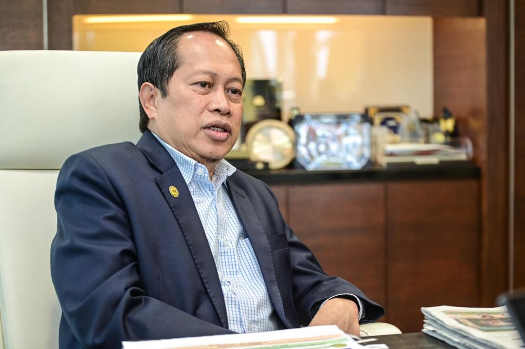 KULAI, April 13 -- The increase in operating costs, especially diesel fuel, due to the current global energy crisis is expected to cause increased delays in road construction and maintenance projects nationwide. Deputy Minister of Works Datuk Seri Dr Ahmad Maslan said his ministry expected the number of projects behind schedule to increase compared to before. He said that of the 855 projects in implementation under the Public Works Department (JKR) involving 28 ministries previously, one-third were ahead of schedule, one-third were on schedule and one-third were late. Ahmad explained that road construction and maintenance projects were the most affected sector due to their high dependence on the use of diesel to power heavy machinery such as lorries and road rollers. "Because all the vehicles that make roads use diesel... so this industry is indeed following market prices and that is their main complaint. "What is affected is road maintenance and the construction of new roads, while for building construction, they can still use up existing building materials. However, with the current situation, we are worried that this category of late projects will increase," he said. He said this to reporters during an official working visit to the Kulai District Public Works Department at the Kulai District Engineer's Office, here, today. Ahmad said the industry estimated the cost increase to be between 30 and 40 percent, but the government did not want to rely on that figure without more accurate data confirmation. Therefore, he said, the Works Ministry is currently obtaining official data from the Department of Statistics Malaysia (DOSM) to determine the actual rate of increase in the price of building materials. "DOSM has a scientific and systematic calculation method covering various sectors including building materials, food and transportation. We will use their data as an official reference," he said. In addition, he said his party had also held meetings with several contractor associations including the Malaysian Bumiputera Contractors Association (PKBM), the Malaysian Malay Contractors Association (PKMM), the Malaysian Class F Bumiputera Contractors Association (Perkobf) and the mechanical contractors association to obtain industry feedback.