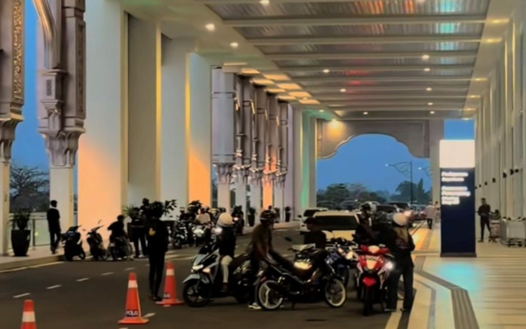 KOTA BHARU, April 7 -- Malaysia Airports has clamped down on illegal street racing at the Sultan Ismail Petra Airport (LTSIP). In a statement today, Malaysia Airports said that it has taken proactive measures in collaboration with the Royal Malaysia Police (PDRM) and Road Transport Department (JPJ) to strengthen enforcement and prevent such activities. The statement highlighted that this strategic partnership between the agencies plays a vital role in ensuring the airport’s safety while preventing similar unlawful activities. “In addition to enforcement, LTSIP management has restricted access to certain kerbside areas after the last scheduled flights at night, using traffic cones. “This measure serves as an extra precaution to prevent irresponsible individuals from using the area for illegal street racing,” the statement added. Malaysia Airports has reaffirmed its commitment to maintaining safety and order across airports, ensuring the well-being of both travellers and the public. Yesterday, Transport Minister Anthony Loke directed JPJ to conduct a large-scale enforcement operation at LTSIP to curb illegal street racers, known locally as mat rempit. Earlier media reports said that the area in front of the departure hall at the new LTSIP terminal in Pengkalan Chepa, which has been operational for less than a month, had been repeatedly used as a ‘racing track’. The activity reportedly began during Ramadan and continued until last Friday night, drawing public attention after videos by travellers circulated on social media.