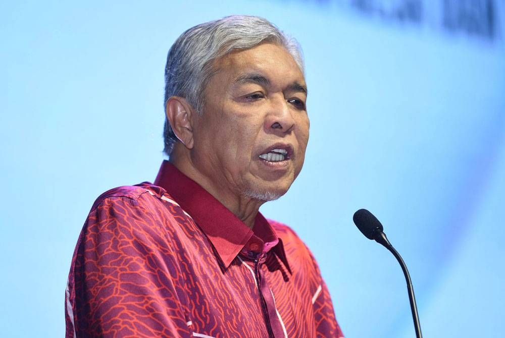 KUALA LUMPUR, April 16 — Deputy Prime Minister Ahmad Zahid Hamidi today announced an additional RM75 million in government cash assistance for diesel users, aimed at easing the burden of rising fuel costs and ensuring continued stability in the agricultural sector. Zahid said the government has increased the Field Ploughing Incentive (IPKP) from RM160 to RM300 per hectare per season, benefiting approximately 200,000 farmers nationwide, with an additional allocation of about RM40 million. He added that the BUDI Agri-Commodity Interim Assistance has also been raised from RM300 to RM400 for April, benefiting more than 200,000 farmers and smallholders, involving an extra RM20 million in monthly funding. In addition, the Individual BUDI Diesel Interim Assistance has been increased from RM300 to RM400 for April, providing support to over 150,000 diesel vehicle owners in Peninsular Malaysia, with an additional RM15 million allocated monthly. To further ease access, Zahid announced that the government will relax the special permit requirement for diesel purchases exceeding 20 litres for non-vehicle usage. “In total, the government will cover RM7 billion in fuel assistance by April 2026 to help Malaysians cope with the pressures of the global energy crisis,” he said. Zahid emphasised that these measures are crucial to ensuring agricultural operations continue smoothly, production costs remain controlled, and the nation’s food supply stays secure. -- Minutes MY / Igneseous Noris -- Credit: FB Zahid Hamidi