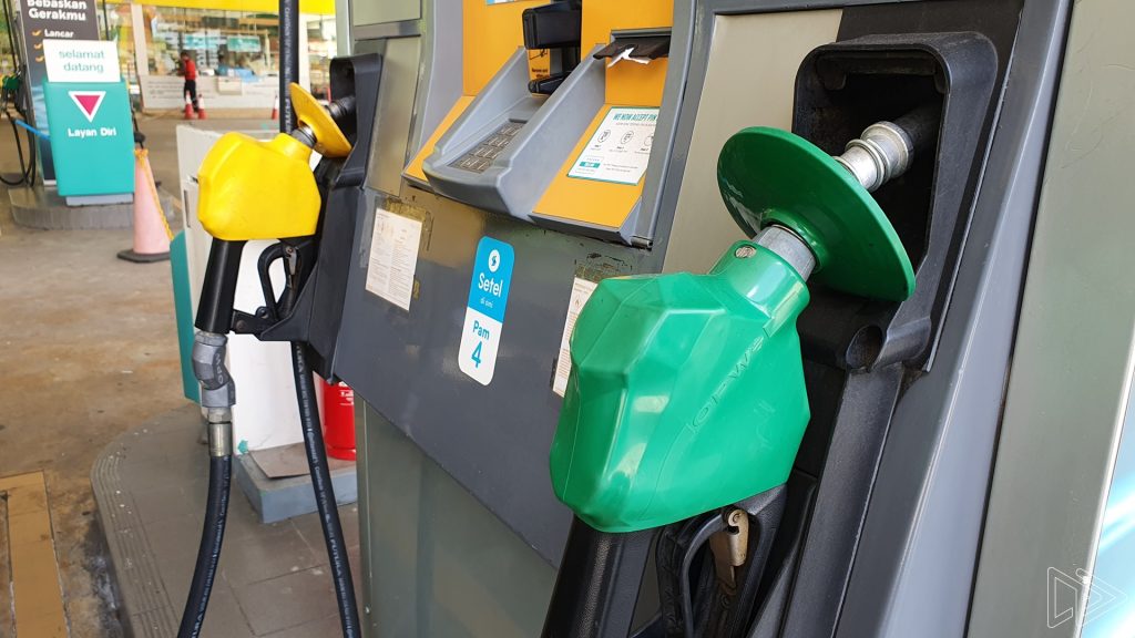 KUALA LUMPUR: Enforcement of restrictions on the purchase of RON95 petrol using foreign credit and debit cards at self-service petrol pump terminals will be implemented in stages nationwide starting today. The latest move is part of the government's efforts to strengthen the fuel subsidy mechanism in Malaysia following the global energy crisis. A survey in several states, especially those bordering neighboring countries, found that the Ministry of Domestic Trade and Cost of Living (KPDN) is actively implementing enforcement and monitoring operations at petrol stations. Apart from monitoring operations, petrol station operators are also seen to be prepared and comply with regulations regarding restrictions on the sale of RON95 petrol using foreign credit and debit cards at self-service terminals. In SARAWAK , KPDN Enforcement Director-General Datuk Azman Adam also inspected the implementation of the new regulations at Tasik Biru, Bau, which is located about 25 kilometres from Kuching city. He said the cooperation given by petrol station operators, including in Sarawak, towards the implementation of petrol and diesel filling controls was very good. At the same time, he said there were several improvements that needed to be made to increase the effectiveness of delivering information to the public regarding the latest ban. "Among the suggestions are enlarging the display of instructions regarding petrol and diesel filling limits at petrol stations so that they are clearer and easier for users to understand, as well as using graphic communication materials so that the presentation of information is more attractive and effective," he said. Azman said 283 petrol stations in Sarawak would continue to be monitored to ensure compliance with the guidelines. In JOHOR , state KPDN Director Lilis Saslinda Pornomo said 180 enforcement officers were carrying out inspections and monitoring in the field, especially in hotspot areas and border crossings in the state. He said monitoring at all 639 petrol stations in the state would also continue to be enhanced through daily patrols, including making announcements and reminders to foreign vehicle owners regarding enforcement. "In addition, we also place static enforcement officers in strategic locations and carry out regular surprise inspections," he told Bernama after inspecting enforcement at a petrol station in Johor Bahru. Meanwhile in KELANTAN , the manager of a petrol station in Kampung Belukar, Tumpat here, Ku Muhammad Farid Aidil Ku Din said all staff at the station had been briefed on the enforcement. "We are not facing any problems implementing it. We very much welcome the steps taken by this government in ensuring that RON95 can be fully enjoyed by local people," he said when met by reporters today. Bernama's survey of several petrol stations also found that Kelantan KPDN enforcement officers have been actively conducting regular monitoring at all petrol stations since early this morning, especially at locations near the Malaysia-Thailand border. In KEDAH , state KPDN Director Muhammad Nizam Jamaludin in a statement said that 180 enforcement officers were assigned to carry out inspections and monitoring in the field, in addition to integrated cooperation with the Malaysian Border Control and Protection Agency (AKPS), Royal Malaysian Police (PDRM) and other enforcement agencies, through Ops Tiris 4.0. A survey at several petrol stations in Changlun, near the national border, found that no foreign vehicles were seen filling up with RON95 petrol. A petrol station operator, Mohamad Niekmat Ariffin, said all his employees had been informed of the enforcement order banning the sale of RON95 petrol to foreign vehicles as well as the restriction on foreign credit and debit cards at self-service terminals which began to be implemented today. "We also monitor and control oil sales to prevent misuse, for example filling barrels without a permit exceeding 20 litres," he said. In PERLIS , most petrol station operators are aware of and comply with the restrictions on sales using foreign credit and debit cards at self-service petrol pump terminals, and they even take the initiative to make announcements by posting notices at petrol pumps. Perlis KPDN director Rohaida Hassan, who also participated in today's inspection operation, said the majority of petrol stations understood the regulations enforced today and complied with the ban. He said his department had also increased controls and inspections at 40 petrol stations throughout Perlis every day during the day and night, with a focus on more than 10 petrol stations located in border areas. "For starters, we are more about advocacy to educate and provide information about the regulations for using foreign credit cards and debit cards for foreign vehicles," he said.