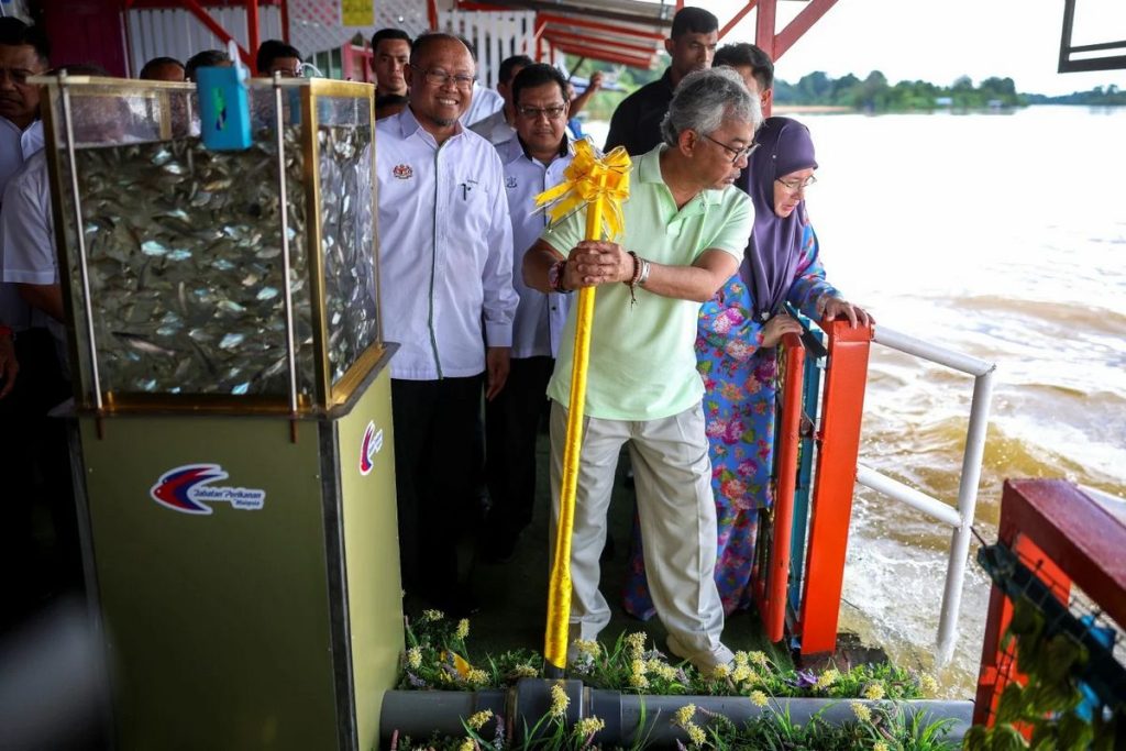 KUALA LUMPUR, May 21 -- Amanah Raya Berhad (AmanahRaya) is intensifying its Environmental, Social and Governance (ESG) agenda after successfully collecting approximately 730 kilogrammes (kg) of recyclable materials through the “AmanahRaya Love & Care: 5R & Trash for Cash” programme. The programme, held in collaboration with Federal Territories SWCorp at Vista Tower, The Intermark Kuala Lumpur, reflects AmanahRaya’s ongoing commitment to promoting prudent waste management, a sustainable work culture, and greater environmental awareness among its employees. AmanahRaya Acting Group Managing Director and Group Chief Business and Operations Officer Jack Yap Ngee Heong said the programme forms part of AmanahRaya’s ESG roadmap towards achieving its 2030 sustainability targets, particularly in efforts to reduce operational waste and cultivate environmentally friendly practices across the organisation. He said various interactive and educational activities were organised, including a company-wide recycling campaign, awareness sessions on the 5R practices - Refuse, Reduce, Reuse, Recycle, and Recover - practical waste separation guidance by SWCorp, as well as exhibitions related to ESG initiatives, recycling innovations, and sustainable lifestyles. “This initiative, which received encouraging participation from AmanahRaya Group employees, demonstrates AmanahRaya’s commitment to embedding a culture of sustainability into the organisation’s daily operations and corporate culture. “Sustainability is a shared responsibility, and change can begin with the daily activities we carry out within an organisation,” he said in a statement here today. Through the programme, AmanahRaya seeks to cultivate environmental awareness and responsibility in the workplace while supporting the nation’s sustainability aspirations, he added. Since the introduction of its ESG plan in 2023, AmanahRaya has implemented various sustainability initiatives focused on reducing waste from the company’s direct operations and has successfully exceeded its initial target of reducing operational waste by 10 per cent. Among the measures implemented are reducing paper usage through digitalisation initiatives, minimising printing practices, and eliminating the use of single-use plastic water bottles in the company’s internal and external programmes. AmanahRaya is also committed to achieving its ESG target of reducing operational waste by 30 per cent by 2030 through the continuous implementation of sustainable practices, employee engagement, and environmental awareness programmes. As Malaysia’s sole public trustee, AmanahRaya believes that business sustainability is not only based on its core products and services, but also through corporate social practices that provide added value and a positive impact on society and the environment as a whole. -- BERNAMA