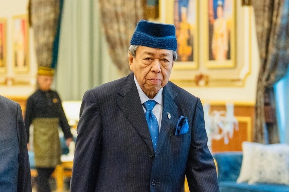 KUALA LUMPUR -- The Sultan of Selangor, Sultan Sharafuddin Idris Shah, has expressed that the Selangor State Government should continue to prioritize the well-being of the people in the state. Menteri Besar, Datuk Seri Amirudin Shari, said Sultan Sharafuddin made the ruling when he agreed to receive an audience with him and Attorney General Tan Sri Mohd Dusuki Mokhtar at Istana Alam Shah, Klang. Amirudin said he also presented the development of the Selangor Resilience Strengthening Package, which was designed to help the people and business sector affected by the crisis in West Asia. "May His Majesty the Sultan of Selangor and His Majesty the Queen of Selangor continue to be blessed with good health, wisdom, guidance, and may they continue to rule over the State of Selangor with full sovereignty and dignity," he said in a Facebook post. On April 16, Amirudin launched the Selangor Resilience Strengthening Package Phase 1 by allocating RM130.42 million as immediate and medium-term measures to help the people and industry face the global energy crisis. The package aims, among other things, to strengthen food supply security, reduce the people's cost of living, and control inflation from increasing excessively. According to Amirudin, the package also aims to increase the use of public transport and provide targeted assistance to the most affected groups. -- BERNAMA