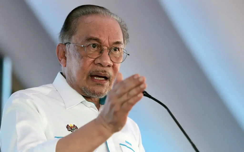 PUTRAJAYA, May 4 -- Prime Minister Datuk Seri Anwar Ibrahim stressed that the country’s oil and gas supply remains secure, but rising global fuel prices continue to strain government finances as it maintains the RON95 price at RM1.99 to protect the majority. He said disruptions and risks to international trade routes due to conflicts in West Asia have led to higher shipping and insurance costs, which in turn are affecting fuel prices. However, he added that Malaysia is still able to ensure sufficient domestic oil and gas supply through its good relations with Iran and other producing countries, including Russia, Turkmenistan and Uzbekistan. “So, fuel supply is assured, but prices are rising. “This is not a problem originating from us, but from external factors. That is why we are compelled to face the challenge of rising fuel prices,” he said while delivering a speech and briefing on the issue at the Ministry of Natural Resources and Environmental Sustainability’s monthly assembly here today. Anwar, who is also Finance Minister, said the government is committed to ensuring that rising global oil prices do not burden the majority of the people through the implementation of the BUDI MADANI RON95 (BUDI95) subsidy, despite having to bear a heavy financial cost. He said that at present, the government is spending RM5 billion a month on fuel subsidies, compared with RM700 million in January when the BUDI95 subsidy was introduced. “Malaysia is still maintaining the RON95 price (RM1.99 per litre)… if prices surge further, the subsidy could exceed RM6 billion a month. But for now, the government is bearing about RM5 billion a month. “In January, when I announced the RON95 subsidy, we were covering RM700 million a month. I thought that was manageable, as Malaysia is not a poor country,” he said. The Prime Minister urged all parties to understand that rising oil prices are a global reality and not the result of weaknesses in domestic policy. Oil prices rose above USD120 a barrel on Thursday after President Donald Trump warned Iran that a United States naval blockade in the Strait of Hormuz could continue for several months. -- BERNAMA