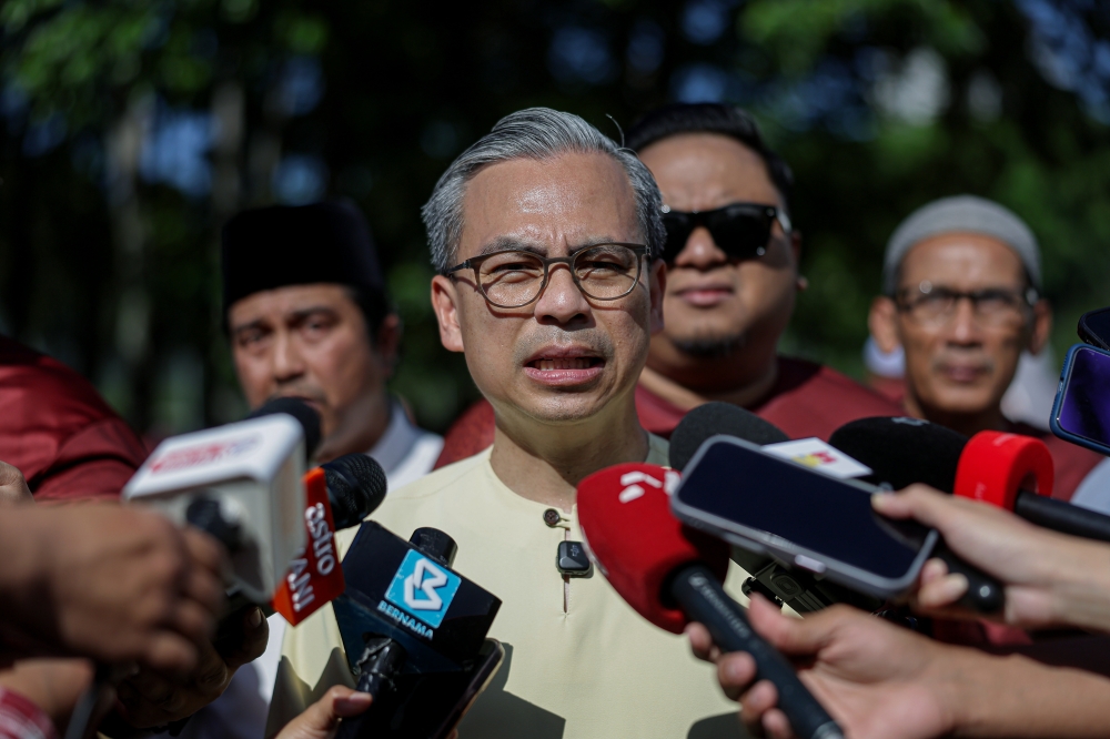 KUALA LUMPUR, May 27 -- PKR recorded more than 5,000 new members between April and this month, said PKR information chief Datuk Fahmi Fadzil. Fahmi, who is also Communications Minister, said the increase was achieved without any major programmes or specific promotional efforts by the party. “For PKR itself, with a membership of more than one million, we have seen that from April to May alone, without any major programmes and through organic growth without promotion, the number of new PKR members exceeded 5,000. “PKR will continue to serve as the backbone of the Unity Government while playing a role in ensuring the reform agenda and the people’s aspirations are realised,” he told reporters after attending the Lembah Pantai Korban Perdana Perpaduan programme in conjunction with Aidiladha here today. He said this when asked to comment on claims that a new party had received about 18,000 membership applications within five days of its relaunch. On this year’s korban programme, Fahmi said the Lembah Pantai Member of Parliament’s Office had contributed 72 cows throughout the constituency. Fahmi, who is Lembah Pantai MP, said 10 of the cows were managed at the main site of the Lembah Pantai Korban Perdana Perpaduan programme today. He said the contributions involved distribution to surau, mosques, residents’ associations and neighbourhood committees in the area. Fahmi said the programme was also attended by representatives from Unity Government component parties, including Lembah Pantai Amanah, UMNO and PKR. “I believe programmes like this can strengthen ties and the spirit of unity among the public, communities and friends within the Unity Government component parties,” he said. -- BERNAMA