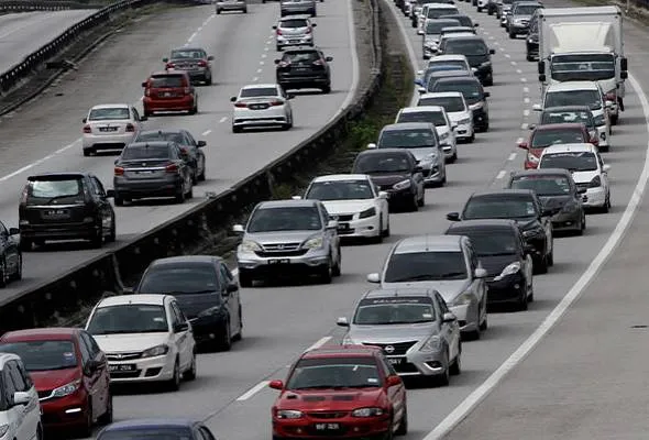 CHUKAI -- A total of 401,000 vehicles are expected to enter Terengganu in conjunction with Aidiladha and the school holidays starting this Friday. Terengganu Police Chief, Datuk Mohd Khairi Khairudin, said the number involved vehicles using Federal roads and the East Coast Highway 2 (LPT2). He said the expectation was made based on annual monitoring carried out collaboratively with LPT2 based on annual data and records. "The total increase in traffic flow is expected to occur on LPT2 and main roads in the state. The average daily traffic flow is estimated to be 33,000 to 34,000 vehicles during this period," he said after officiating the MADANI Student Transformation Programme at Sekolah Menengah Kebangsaan (SMK) Chukai, here, on Wednesday. Also present was the Director of the Terengganu State Education Department, Kamsah @ Kamal Mohamed. Mohd Khairi said that Terengganu Police will implement a comprehensive Ops Lancar in hot spots and areas that are expected to experience an increase in vehicles during the festival and holiday period. "A total of 500 police personnel and officers from all districts will be assigned to ensure safety and smooth traffic throughout the period," he said. In a separate development, he said that his department recorded four cases of bullying involving students in the state from January to May this year. "The four bullying cases involved three primary school students while the other involved a secondary school student," he said. -- BERNAMA