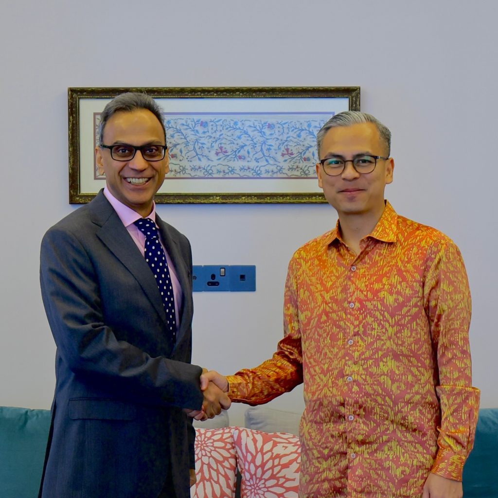 KUALA LUMPUR, May 8 — Fahmi Fadzil yesterday held a meeting with Ajay Sharma to discuss current issues and strengthen bilateral relations between Malaysia and the United Kingdom. The meeting, which took place this afternoon, touched on a range of matters of mutual interest, including cooperation in the field of communications. Fahmi said the discussion reflected the continued commitment of both countries to enhance collaboration and maintain strong diplomatic ties across various sectors. The Communications Minister also emphasised the importance of fostering closer engagement and exchanging views on developments affecting the communications landscape and broader regional matters. Malaysia and the United Kingdom have continued to enjoy longstanding bilateral relations, particularly in areas involving trade, education, investment and institutional cooperation. -- MINUTESMY -- SOURCE: FB FAHMI FADZIL