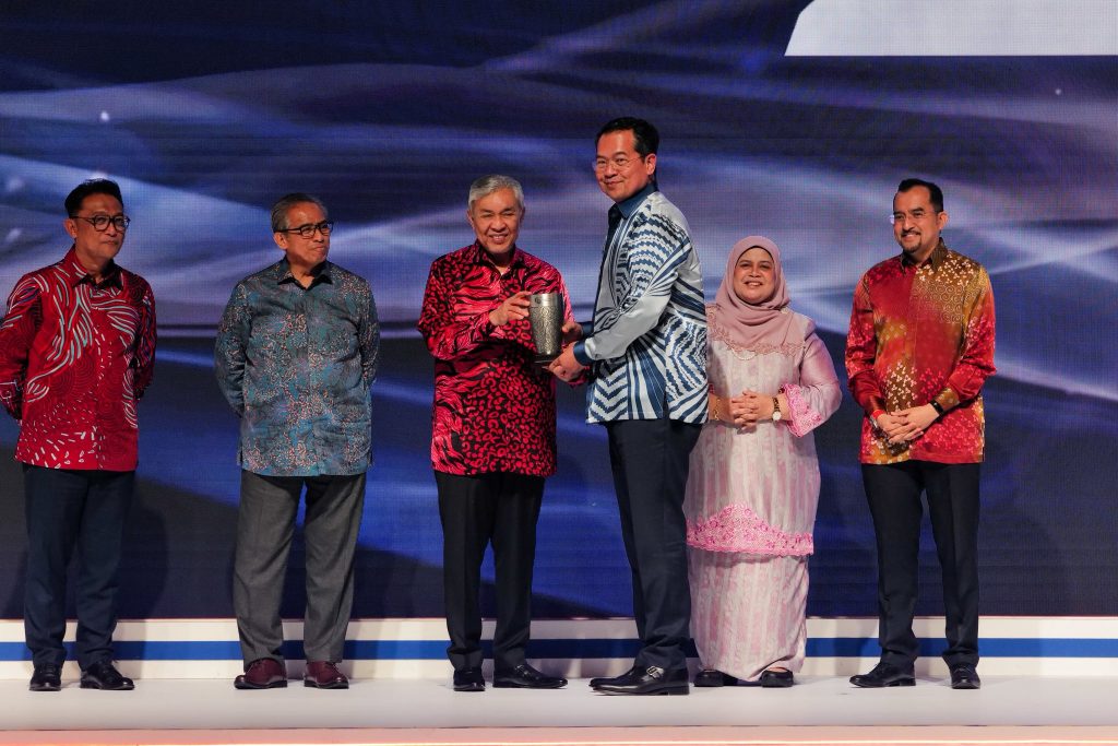 KUALA LUMPUR, May 4 — Deputy Prime Minister Ahmad Zahid Hamidi has reaffirmed that Majlis Amanah Rakyat (MARA) remains a critical bridge of opportunity in shaping the future of the Bumiputera community, stressing that its mission goes far beyond that of a conventional institution. Speaking at the Persada MARA Gala Night, Zahid described MARA as a symbol of transformation—uplifting rural youth, empowering families, and nurturing entrepreneurs to achieve success. “MARA is not merely an institution; it represents the journey of village children given a chance, families whose dignity is restored, and entrepreneurs guided towards achievement,” he said. Zahid highlighted that MARA has grown into a comprehensive development ecosystem encompassing education, skills training, entrepreneurship, and strategic investments. He pointed to the success of MARA Junior Science Colleges (MRSM) and the strong employability of MARA Technical and Vocational Education and Training (TVET) graduates—now reaching 98 percent—as clear evidence that its approach has produced well-rounded, knowledgeable, and competitive individuals. “As we move forward, MARA must go beyond creating opportunities to building mastery. We must produce a generation that is not only beneficiaries, but creators of opportunity and future leaders of the nation,” he added. Zahid also extended his congratulations to recipients of the Persada MARA Awards, including Chief Secretary to the Government Shamsul Azri Abu Bakar, a MARA alumnus who received the MARA Alumni Icon Legacy Award. He emphasised that while six decades of MARA’s journey have laid a strong foundation, much work remains ahead. “The journey is far from over. Six decades is only the beginning—the future is our field to go further,” he said, urging all stakeholders to continue upholding the spirit of “Menjunjung Amanah Rakyat.” -- Minutes MY -- Credit: FB Zahid Hamidi