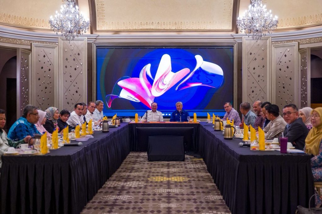 The Unity Government Leadership Consultative Council, co-chaired by Anwar Ibrahim and Ahmad Zahid Hamidi yesterday, has agreed to maintain cooperation between UMNO and Pakatan Harapan in Negeri Sembilan. In a meeting held on 5 May 2026, the council reached a consensus to preserve the Unity Government framework in the state, emphasizing the importance of political stability and the well-being of the people. The council also expressed respect for the positions taken by both parties’ political bureaus concerning ongoing issues in Negeri Sembilan. Additionally, the council decided that any state government decisions that could potentially spark sensitivities or lead to disputes must be promptly referred to the joint consultative body for further deliberation. The statement was jointly issued by Saifuddin Nasution Ismail and Asyraf Wajdi Dusuki following the meeting. -- MINUTESMY -- CREDIT: FB PAKATAN HARAPAN