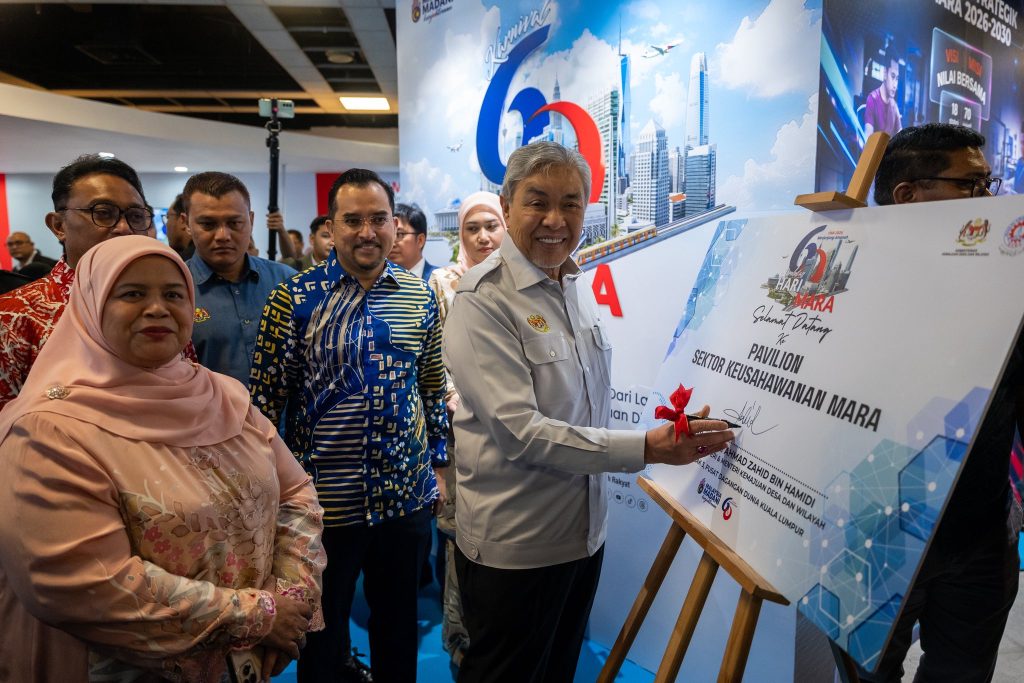 KUALA LUMPUR, 5 MAY -- Ahmad Zahid Hamidi has officially launched the MARA Halal Ecosystem initiative, aimed at strengthening the position of Bumiputera entrepreneurs in the rapidly growing global halal industry yesterday. Speaking at the launch ceremony held at World Trade Centre Kuala Lumpur, Zahid highlighted the increasing importance of the halal sector, describing it as a symbol of trust, quality, and integrity that is gaining strong recognition worldwide. The Deputy Prime Minister emphasized the government’s aspiration to see Bumiputera entrepreneurs take the lead in halal production, innovation, and international market expansion. He noted that the MARA Halal Ecosystem will focus on several key areas, including strengthening halal expertise, expanding mentorship and certification programmes, accelerating digital transformation through MyHALAL MARA, and developing a more structured halal entrepreneurship education ecosystem to nurture new talent. Zahid expressed confidence that the initiative will create broader opportunities for Bumiputera entrepreneurs to scale their businesses and compete effectively on the global stage. The launch marks a significant step in reinforcing Malaysia’s ambition to remain a key player in the international halal industry while empowering local entrepreneurs to thrive in an increasingly competitive market. -- MINUTESMY -- CREDIT: FB ZAHID HAMIDI