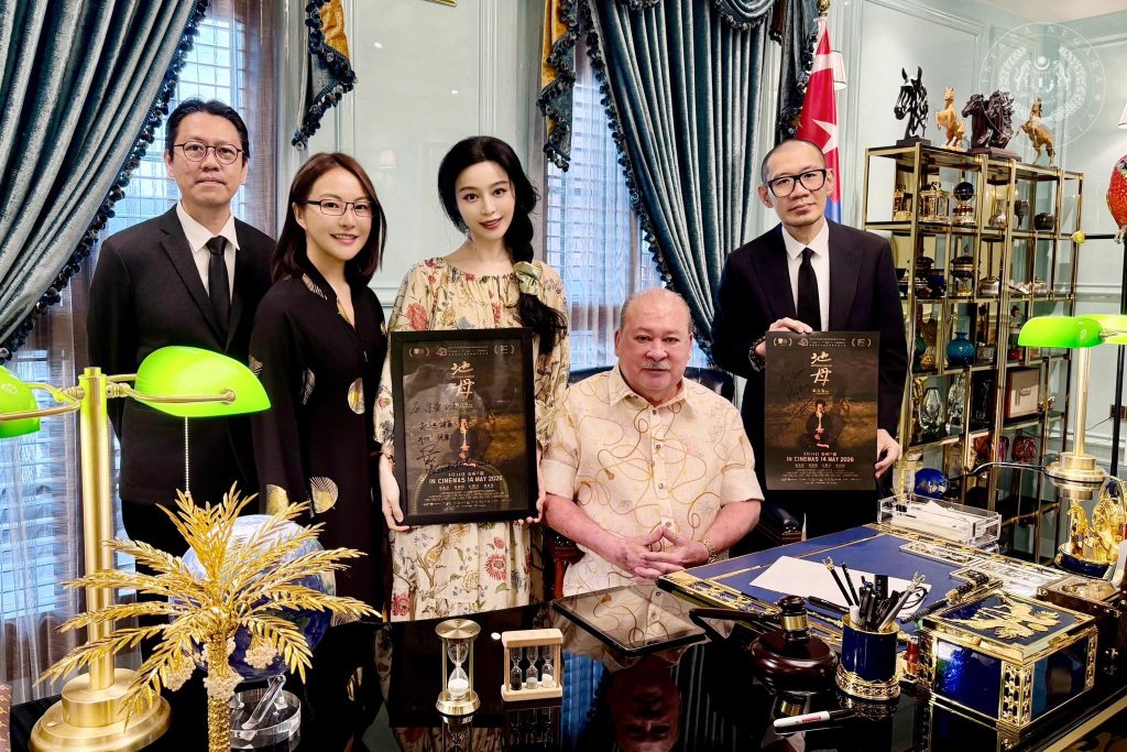 Sultan Ibrahim graciously received internationally renowned actress Fan Bingbing during an audience at Pasir Pelangi Palace in Johor Bahru on May 12. Fan Bingbing, who also serves as Melaka Tourism Ambassador, was recognised for her efforts in promoting Malaysia through the international film industry. During the session, discussions also touched on the achievements of Mother Bhumi, a Malaysian film directed by award-winning local filmmaker Chong Keat Aun. The film features an international cast including Fan Bingbing, Natalie Hsu from Hong Kong, Bai Run-yin from Taiwan, as well as Malaysian actors Pearlly Chua, Alvin Wong, Rithaudin and Pauline Tan. Mother Bhumi has brought international recognition to Malaysia through its success at prestigious film festivals and award platforms including the Golden Horse Awards, Tokyo International Film Festival and Far East Film Festival. Also present during the audience were film producer Wong Kew Soon and Fan Bingbing’s manager, Jersey Chong, who hails from Johor.