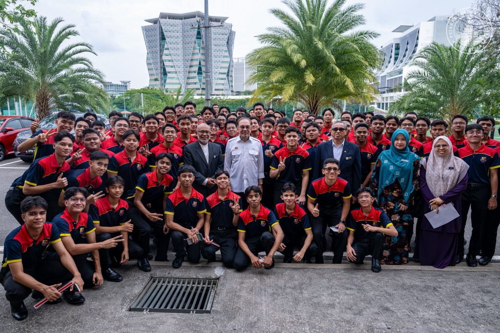 PUTRAJAYA, 5 MAY -- Prime Minister Anwar Ibrahim has extended his support to young Malaysian musicians by contributing RM100,000 to the Alam Shah Wind Orchestra (ASWO) yesterday, as they prepare to compete in the prestigious World Music Contest 2026 in Kerkrade, Netherlands. During a recent visit to Sultan Alam Shah School following an event with NRES, Anwar took time to assess the school’s infrastructure and meet with members of the ASWO team. The orchestra, made up of 46 students from Forms 2 to 4, is set to represent Malaysia on the international stage on July 30. In his remarks, the Prime Minister emphasized that the students’ achievement reflects the nation’s broader strength—not only in economic growth and physical development, but also in nurturing confidence, emotional maturity, and a strong sense of identity among its youth. “As a sign of support, I am sending a donation of RM100,000 to assist with the team’s preparation and their journey to Europe,” he said, expressing hope that the contribution would further inspire the students to excel. Anwar also conveyed his best wishes to the orchestra, encouraging them to showcase world-class performances and bring pride to Malaysia through their artistry and spirit. The Alam Shah Wind Orchestra’s participation in the global competition marks a significant milestone, highlighting Malaysia’s growing presence in the international music scene. -- Minutes MY -- Credit: FB Anwar Ibrahim