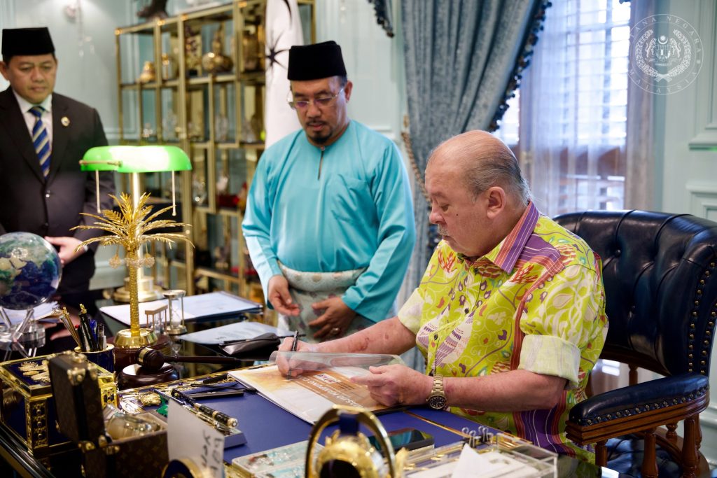 JOHOR BAHRU, 13 May — Sultan Ibrahim today received a presentation report regarding the construction of five new mosques across Johor during an audience session held at Istana Pasir Pelangi. The report was presented by Dato' Yahya Ahmad, accompanied by Dato' Nasri Md Ali and Dato' Mohd Radzi Mohd Amin. The mosque development project involves the construction of two new mosques in Johor Bahru, while one mosque each will be built in Kluang, Mersing and Kulai. Funding for the construction projects will come from allocations by the Federal Government, the Johor State Government, as well as public contributions. The audience session took place at Istana Pasir Pelangi today. -- MINUTESMY -- SOURCE: FB SULTAN IBRAHIM SULTAN ISKANDAR