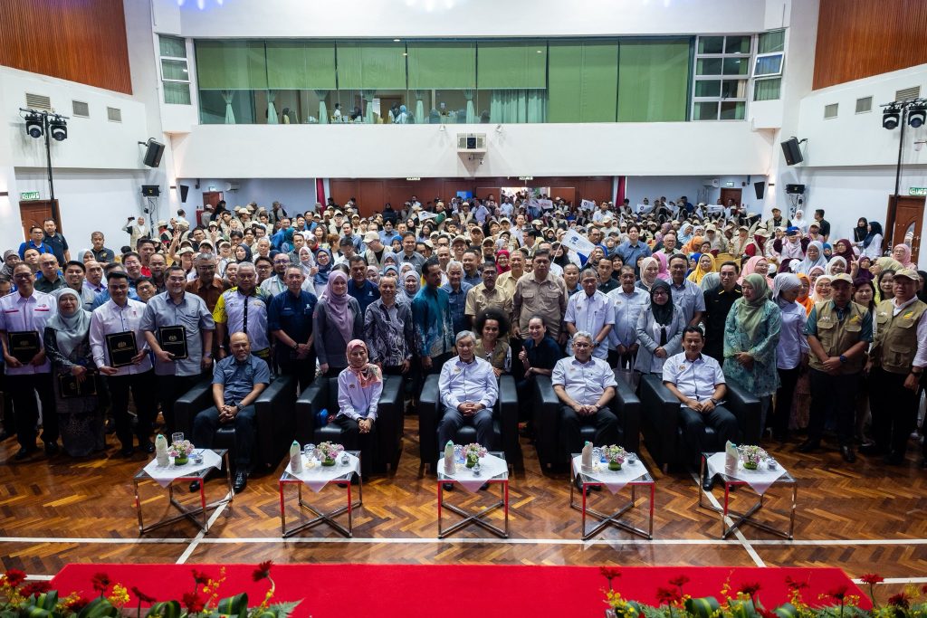 BANGI, May 8 — Deputy Prime Minister Ahmad Zahid Hamidi has expressed confidence that the newly launched Agricommodity Squad programme will help create a new wave of growth in Malaysia’s agricommodity sector while attracting greater youth participation yesterday. Speaking at the launch of the Agricommodity Squad Programme organised by the Ministry of Plantation and Commodities at Dewan Sawit, Malaysian Palm Oil Board in Bangi, Zahid said the enthusiastic response from university students and young participants reflected growing interest among the younger generation in the sector. He said the agricommodity industry today must evolve in line with technology, innovation, mechanisation and the development of high-value industries to create broader opportunities for youths. According to him, strengthening Agricultural TVET remains crucial in producing a new generation equipped with the skills and expertise needed to elevate the sector to a more competitive level. “I believe the Agricommodity Squad launched today can serve as a bridge to change public perception towards agriculture and commodity industries, while encouraging more youths to explore a sector that remains one of the country’s key economic strengths,” he said. Zahid also congratulated the Ministry of Plantation and Commodities for spearheading the initiative, adding that efforts to strengthen the agricommodity sector will continue to ensure more young people view it as a promising and respected career path for the future. -- MINUTESMY -- SOURCES: FB ZAHID HAMIDI