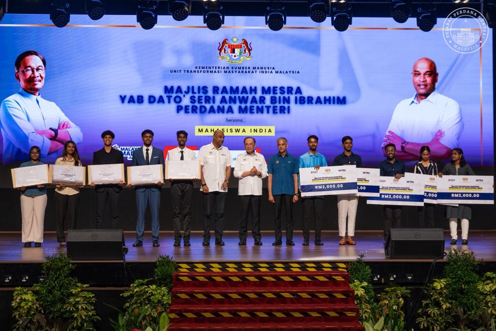KUALA LUMPUR, May 11 — Prime Minister Anwar Ibrahim has called on students to continue playing a vital role as agents of change capable of driving national progress through knowledge, strong values and maturity of thought yesterday. Speaking at the Prime Minister’s Friendly Ceremony with Indian students at the University of Malaya, Anwar said the younger generation represents a new source of strength that can unite Malaysians regardless of race, religion or background. He stressed that students must reject narrow racist politics that only creates division and threatens national harmony, while urging them to dismantle the walls of racial politics in order to build a more united, stable and progressive Malaysia. “The future of Malaysia depends on the courage and willingness of the younger generation to reject divisive politics and champion unity for the betterment of the country,” he said. Anwar also reaffirmed the MADANI Government’s commitment to defending the principles of social justice and ensuring the welfare of all Malaysians regardless of race or background. According to him, the Malaysia MADANI concept places strong emphasis on compassion, justice and inclusivity across racial and religious boundaries. During the event, the Prime Minister also announced an additional allocation of RM50 million for the Malaysian Indian Transformation Unit (MITRA), bringing the total allocation this year to RM150 million. The additional funding is aimed at empowering and assisting poor and marginalised Indian communities across the country. -- MINUTESMY -- SOURCE: FB ANWAR IBRAHIM