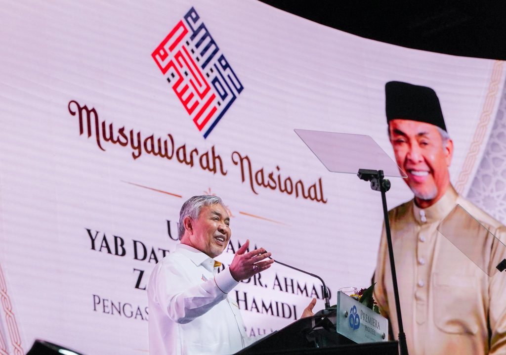 KUALA LUMPUR, 11 MAY -- Deputy Prime Minister Ahmad Zahid Hamidi has described the National Dialogue themed “The Anxiety of the Malay Nation: What is the Solution?” as a mature and constructive platform aimed at finding solutions for issues affecting the Malay community and the nation as a whole. Speaking after the programme concluded, Zahid said the discussion successfully brought together various viewpoints and recommendations covering religious, political, economic, educational, as well as social and cultural matters. He expressed appreciation to the five panel chairpersons who presented their insights and proposals responsibly and factually, stressing that the gathering was not intended to incite hatred or division among the people. Instead, he said the National Dialogue was created as a space for rational discourse, allowing participants to analyse realities objectively, distinguish between perception and facts, and seek solutions guided by knowledge, wisdom, and the spirit of unity. Zahid also thanked all attendees who participated actively by raising questions and sharing their opinions throughout the programme. According to him, the discussions reflected a shared aspiration among Malaysians to see the nation prosper, gain greater respect, and secure a better future for its people in their own homeland. He expressed hope that the efforts and ideas generated during the dialogue would contribute towards building a stronger future for religion, the nation, and the country. -- MINUTESMY -- SOURCE: FB ZAHID HAMIDI