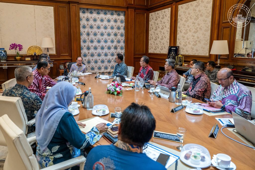 KUALA LUMPUR, May 15 — Prime Minister Anwar Ibrahim yesterday reaffirmed the important role of MARA as the core institution in advancing the Bumiputera empowerment agenda through a more fair, inclusive and comprehensive national development framework. Speaking after a special meeting with MARA’s top management, Anwar said the institution continues to play a vital role in safeguarding the future of the Bumiputera community while contributing towards building a more sustainable and resilient nation. He stressed that efforts to strengthen Bumiputera empowerment must continue through expanded access to quality education, Technical and Vocational Education and Training (TVET), skills training, education financing, entrepreneurial development and support for small and medium enterprises (SMEs). According to the Prime Minister, policies and initiatives championed by MARA have helped produce more skilled and semi-skilled workers, as well as competitive local professionals and entrepreneurs capable of contributing meaningfully to the national workforce. “These efforts will simultaneously increase Bumiputera participation, ownership and mastery in the national economy in line with present demands and future challenges,” he said. Anwar also highlighted MARA’s various transformation initiatives and entrepreneur scaling programmes, which have benefited millions of Bumiputera students and entrepreneurs by strengthening social mobility and economic participation. He emphasized that the Bumiputera empowerment agenda must continue to be driven with strong governance, integrity and effective implementation to ensure lasting impact for future generations. The Prime Minister said the special meeting with MARA leadership was aimed at ensuring the institution remains focused on delivering its mandate efficiently while adapting to evolving economic realities and national priorities. -- MINUTESMY -- SOURCE: FB ANWAR IBRAHIM