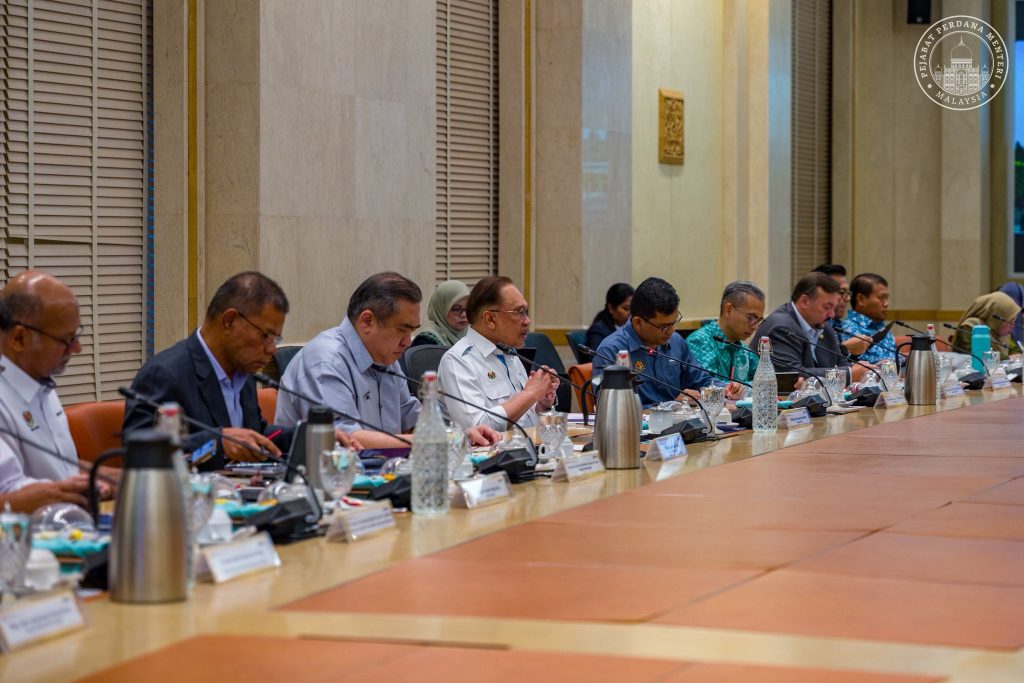 PUTRAJAYA, 13 May — Prime Minister Anwar Ibrahim yesterday chaired the National Economic Action Council (MTEN) meeting, which focused on strengthening Malaysia’s preparedness and economic resilience in facing the ongoing global supply crisis and rising cost of living. During the meeting, several strategic proposals and initiatives were discussed, including measures to reduce rental rates for business premises under the supervision of local authorities (PBTs) nationwide. Anwar stressed that more local authorities should emulate the efforts already implemented by Kuala Lumpur City Hall (DBKL) and MARA in lowering rental rates for traders and premise occupants, particularly to ease the burden faced by hawkers and small business operators affected by increasing operating costs. “The MADANI Government has begun implementing rental reductions through DBKL and MARA. This compassionate approach should serve as an example for other local authorities across the country in safeguarding the welfare of the people and ensuring the continuity of small businesses amid increasingly challenging global economic conditions,” he said. The Prime Minister added that the meeting also reviewed several strategic measures aimed at addressing global economic uncertainty, including the development of a Global Supply Crisis Monitoring Dashboard and proposed policy improvements related to supply management and price control. Taking into account the impact of the global crisis on the prices of daily necessities, Anwar instructed all ministries to restructure and strengthen existing initiatives, assistance, and intervention efforts to ensure aid reaches targeted groups effectively, especially the poor and vulnerable communities. He reiterated that MTEN will continue prioritising efforts to guarantee supply continuity and protect the rakyat, particularly vulnerable groups and small traders, from the effects of global economic shocks. “The government remains committed to ensuring no one is left behind as we navigate these global economic challenges together,” he said. -- MINUTESMY -- SOURCE: FB ANWAR IBRAHIM