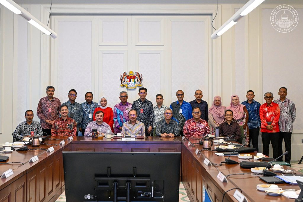 PUTRAJAYA, May 15 — Prime Minister Anwar Ibrahim today chaired a high-level meeting with chief executive officers of several key government-linked financial institutions to strengthen efforts in expanding financing access for small traders and micro entrepreneurs nationwide. The meeting involved top leaders from MARA, TEKUN Nasional, Amanah Ikhtiar Malaysia (AIM), Bank Rakyat, SME Bank, Agrobank and Bank Simpanan Nasional (BSN). The MADANI Government has allocated more than RM5 billion in micro financing facilities this year, expected to benefit over 400,000 micro entrepreneurs across the country. The financing schemes offer loans of up to RM100,000, with selected programmes carrying interest rates as low as three percent annually. Prime Minister Anwar stressed that the initiative would not achieve its intended impact if small traders, hawkers and petty entrepreneurs — especially those operating in markets, night markets and public hotspots — remain unaware of the assistance available to them. “During my visits to various states, I heard firsthand complaints from small business owners who were unaware of the financing and support facilities provided by the government. Many are still struggling on their own because they do not know the proper channels to seek help,” he said. He instructed all agencies and micro-finance institutions to intensify grassroots engagement efforts and proactively reach out to traders, hawkers, gig workers and micro entrepreneurs facing capital constraints. According to the Prime Minister, the dissemination of information must be carried out more aggressively and comprehensively to ensure no eligible group is left behind from receiving government assistance. At the same time, Anwar also called for the financing application process to be simplified, with less burdensome conditions and fairer, more reasonable approval procedures to ensure the facilities truly reach those in need. He expressed hope that the initiative would empower more small-scale traders, night market operators, women entrepreneurs, youths, gig workers, TVET graduates, small contractors, paddy farmers, asnaf groups and micro entrepreneurs to improve their livelihoods and build a better future. “Insha-Allah, this effort will help more Malaysians rise, grow and succeed,” he added. -- MINUTESMY -- SOURCE: FB ANWAR IBRAHIM