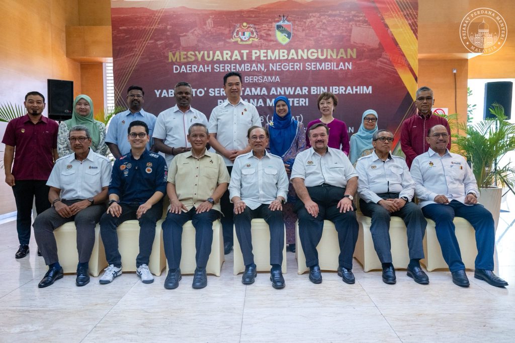 SEREMBAN, 15 MAY -- Anwar Ibrahim today chaired the Seremban District Development Meeting in Seremban to review the implementation status of programmes and projects under the 13th Malaysia Plan (RMK-13), with a strong emphasis on initiatives that directly benefit the people. The Prime Minister said discussions during the meeting focused on critical areas affecting the rakyat, including education, flood mitigation, infrastructure development, healthcare services, and socio-economic strengthening. Anwar stressed that every project and programme planned under RMK-13 must deliver tangible benefits to communities on the ground and not merely remain as policy proposals. He said the MADANI Government remains committed to coordinating efforts across ministries and agencies to ensure more efficient implementation and faster delivery of development assistance and public projects. “The priority is to ensure that every planning translates into effective action for the welfare of the people and the progress of the country,” he said. The Prime Minister also called for stricter monitoring mechanisms to prevent delays, leakages, and weaknesses in project execution that could negatively impact citizens. According to Anwar, every initiative must be carried out responsibly, transparently, and with full accountability to ensure public trust is maintained. He added that the government will continue strengthening oversight and coordination to ensure national development plans are implemented smoothly and effectively, in line with the aspirations of the MADANI framework and the needs of the rakyat. -- MINUTESMY -- SOURCE: FB ANWAR IBRAHIM