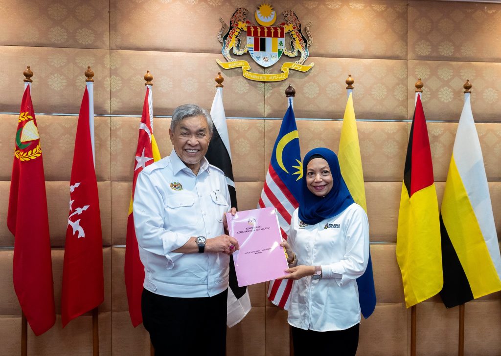 KUALA LUMPUR, 14 MAY -- Deputy Prime Minister Ahmad Zahid Hamidi has chaired the Supreme Management Meeting of the Ministry of Rural and Regional Development (KKDW) to coordinate the movement of the ministry and all its agencies, ensuring that every plan and implementation is carried out in a more organized and effective manners. During the meeting, Zahid also welcomed the appointment of Suriani Ahmad as the new Secretary General of KKDW, expressing confidence in her leadership as part of the ministry’s top management team. He emphasized the importance of unity and teamwork among all KKDW personnel in driving the rural development agenda forward for the well-being of the people and the future prosperity of the nation. “Insha-Allah, I hope all members of the KKDW family will continue to move as one strong team with sincere dedication in ensuring the success of the rural development agenda for the benefit of the rakyat and the country,” he said. -- MINUTESMY -- CREDIT: FB ZAHID HAMIDI