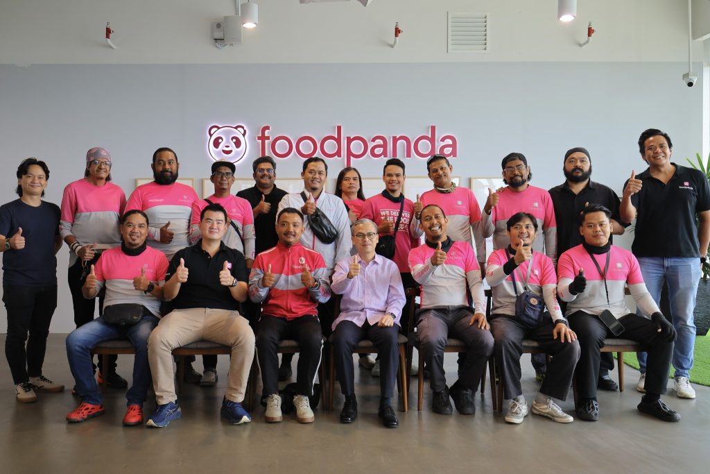 KUALA LUMPUR, 15 MAY -- YB Datuk Fahmi Fadzil yesterday visited the foodpanda Malaysia office for an engaging and insightful session centred on the future of Malaysia’s digital economy and digital empowerment initiatives. During the visit, productive discussions were held on strategic collaborations, innovation within the digital ecosystem, and continuous efforts to support and empower delivery partner communities nationwide. The session reflected a shared commitment towards building a more inclusive and progressive digital landscape for Malaysia. YB Datuk Fahmi also took the opportunity to spend time with foodpanda Malaysia team members and panda brothers, fostering closer connections through friendly interactions and meaningful conversations. The visit concluded with a relaxed fireside chat session, where ideas, aspirations, and future opportunities for collaboration were openly exchanged. foodpanda Malaysia expresses its sincere appreciation to YB Datuk Fahmi for his time, encouragement, and continued support towards the growth of Malaysia’s digital economy. The company looks forward to fostering more impactful collaborations in the future. -- MINUTESMY -- SOURCE: FB FAHMI FADZIL